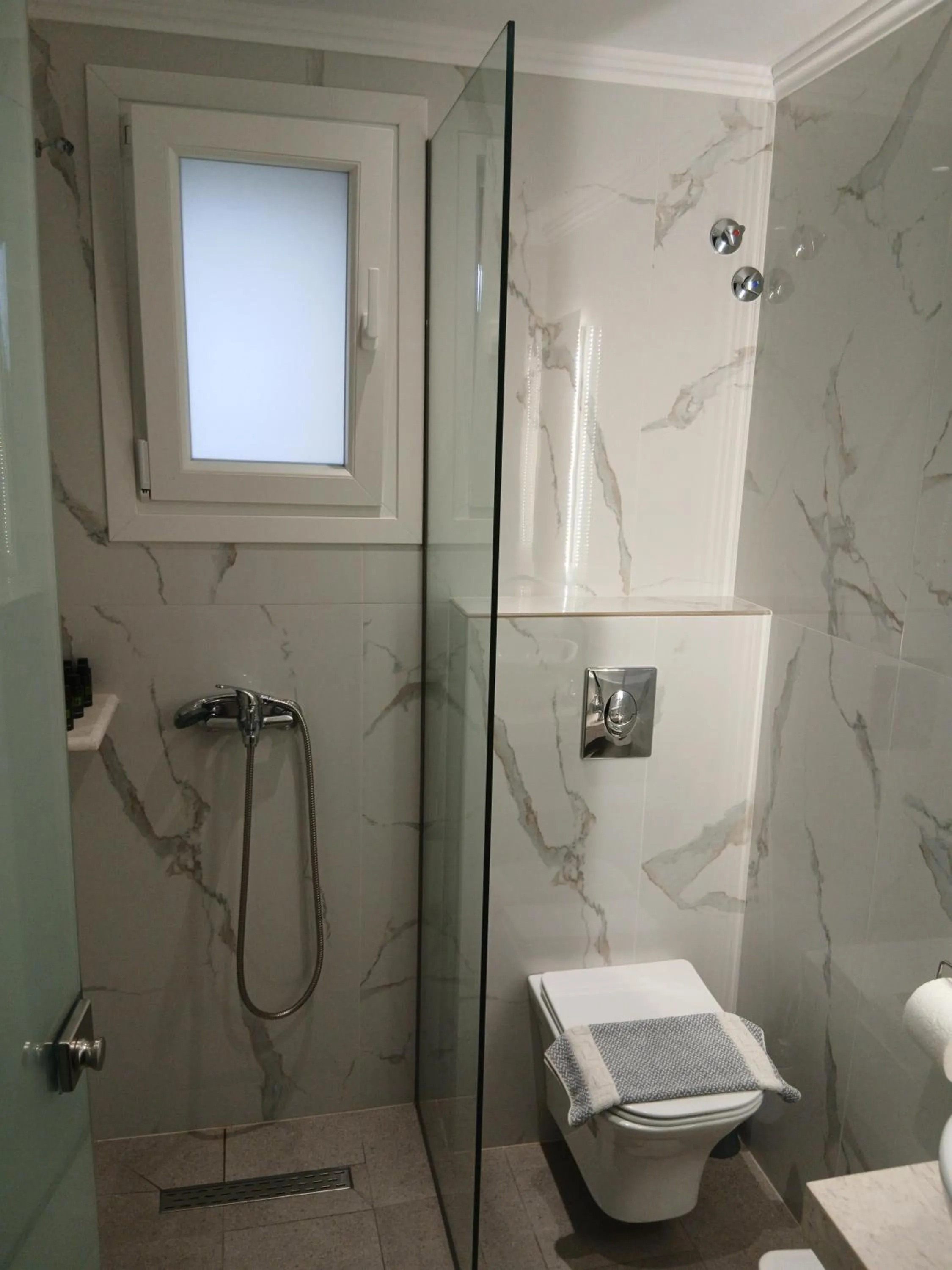 Toilet in Feeloxenia Corfu Apartments