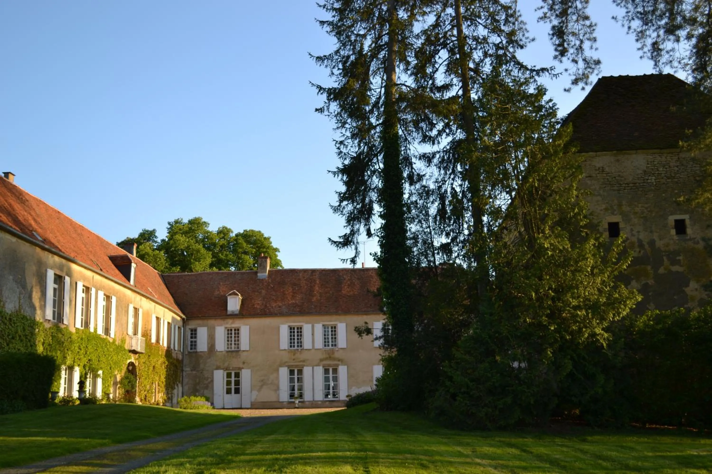 Facade/entrance in Château de SURY