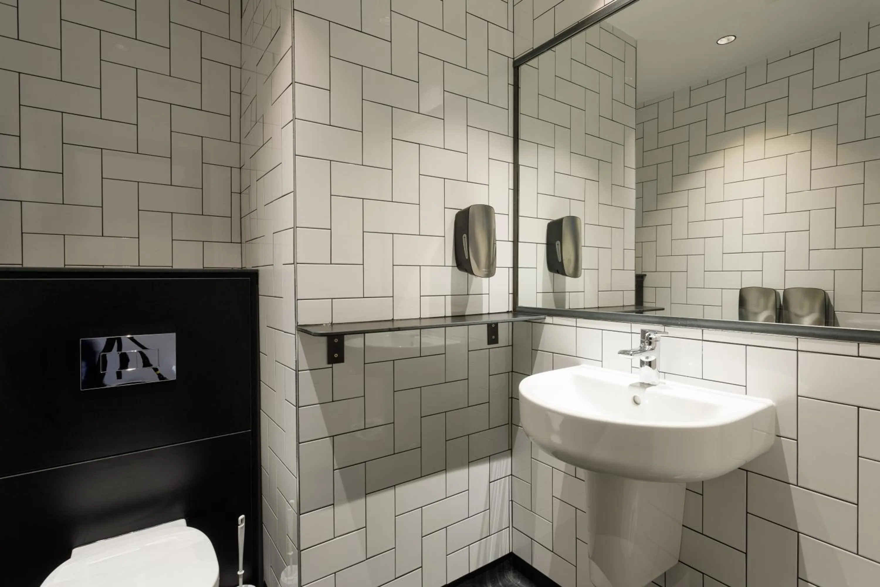 Shower in Latroupe Jacobs Inn