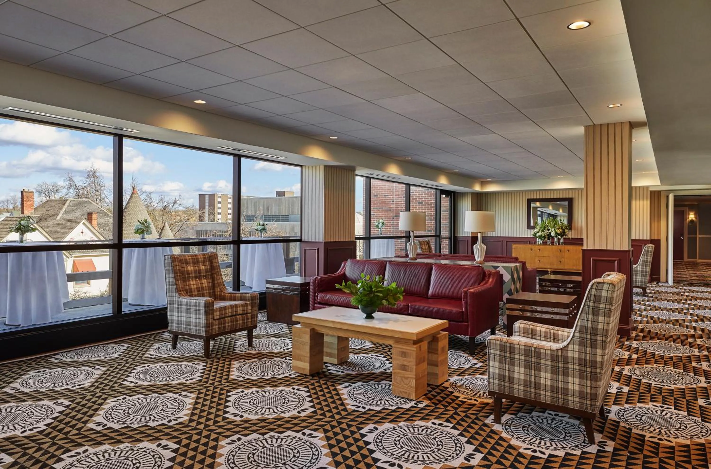 Communal lounge/ TV room in Graduate by Hilton Bloomington