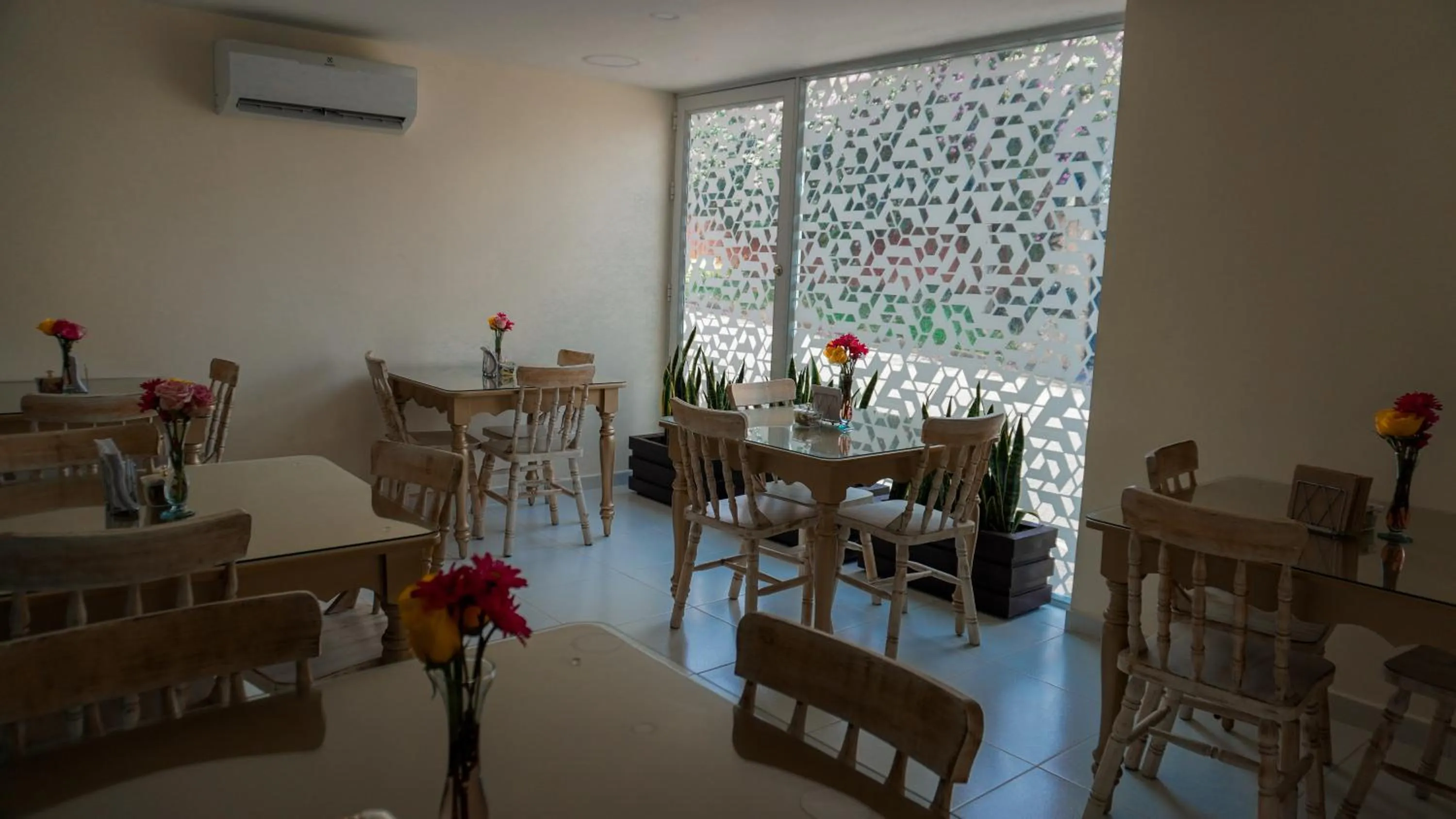 Restaurant/places to eat in Malik Hotel Boutique