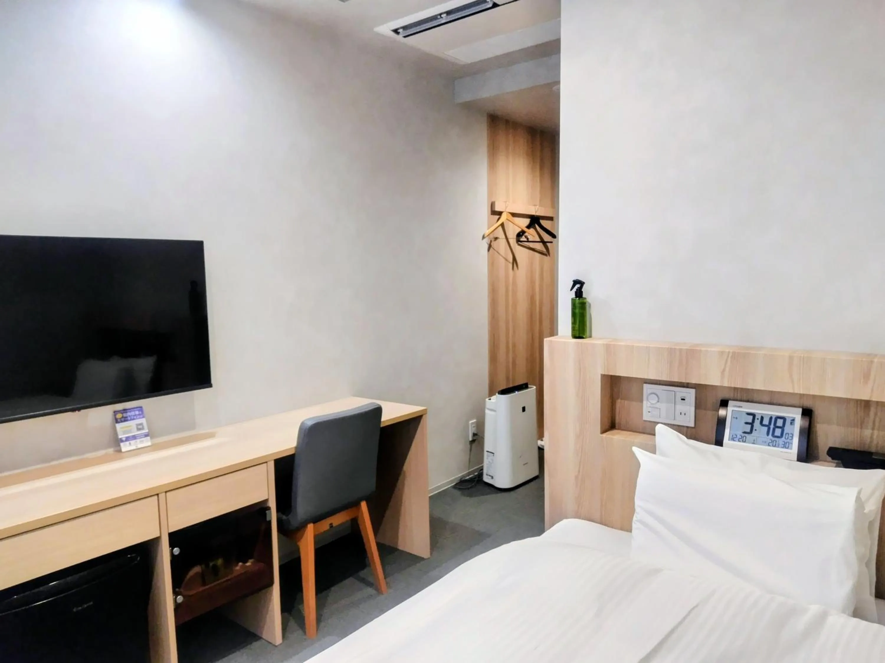 Photo of the whole room, Bed in New Grand Hotel