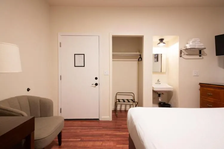 Bed in Anchor Pointe Inn