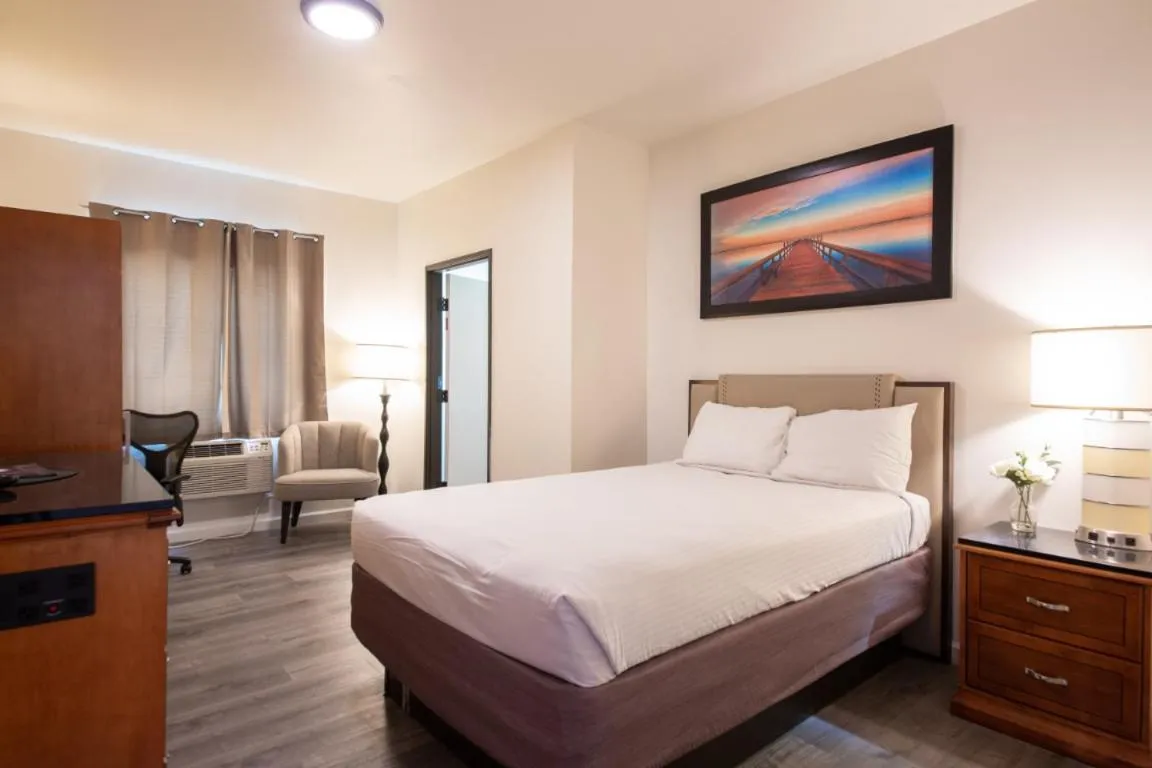 Bed in Anchor Pointe Inn