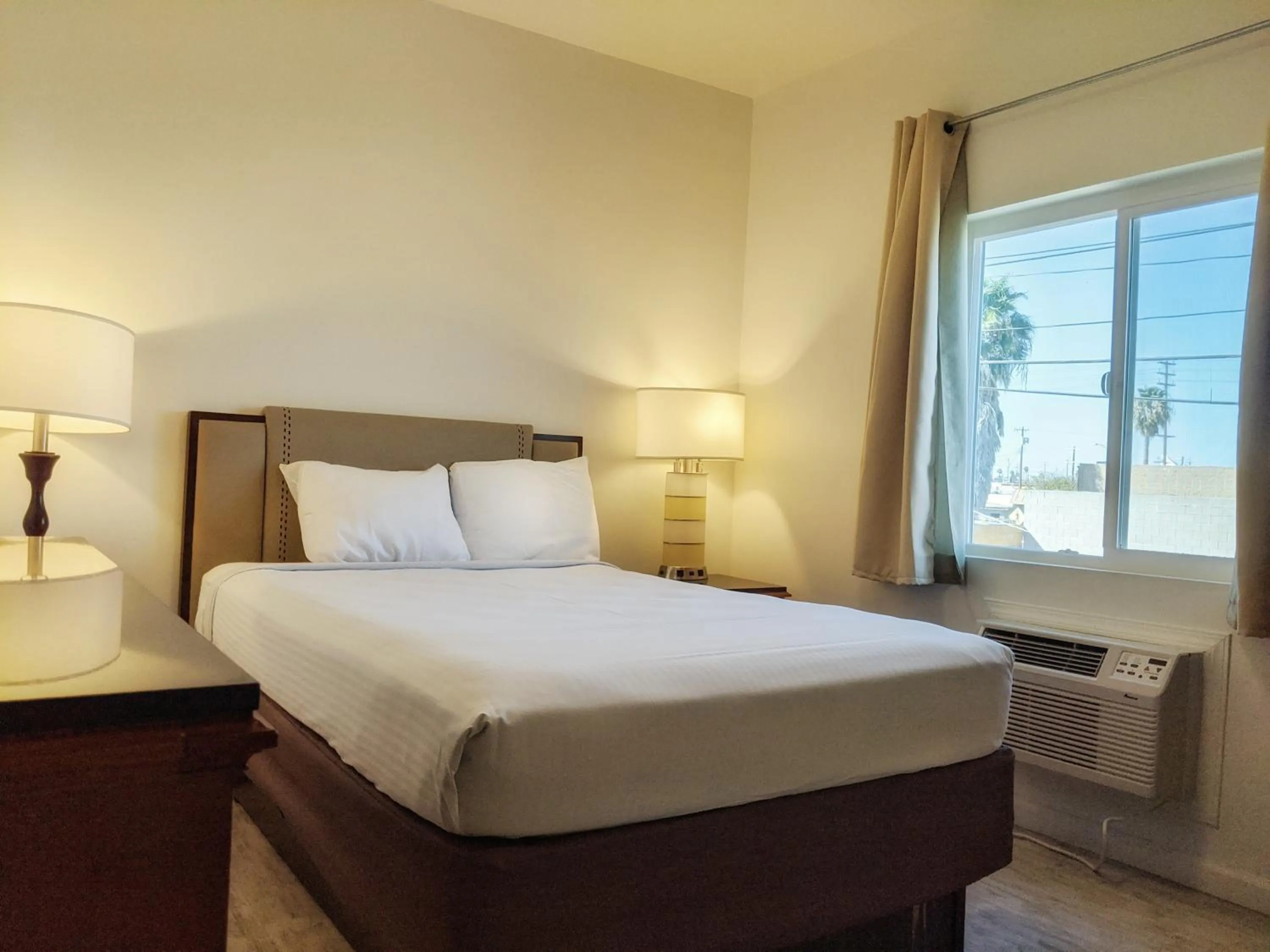 Bed in Anchor Pointe Inn