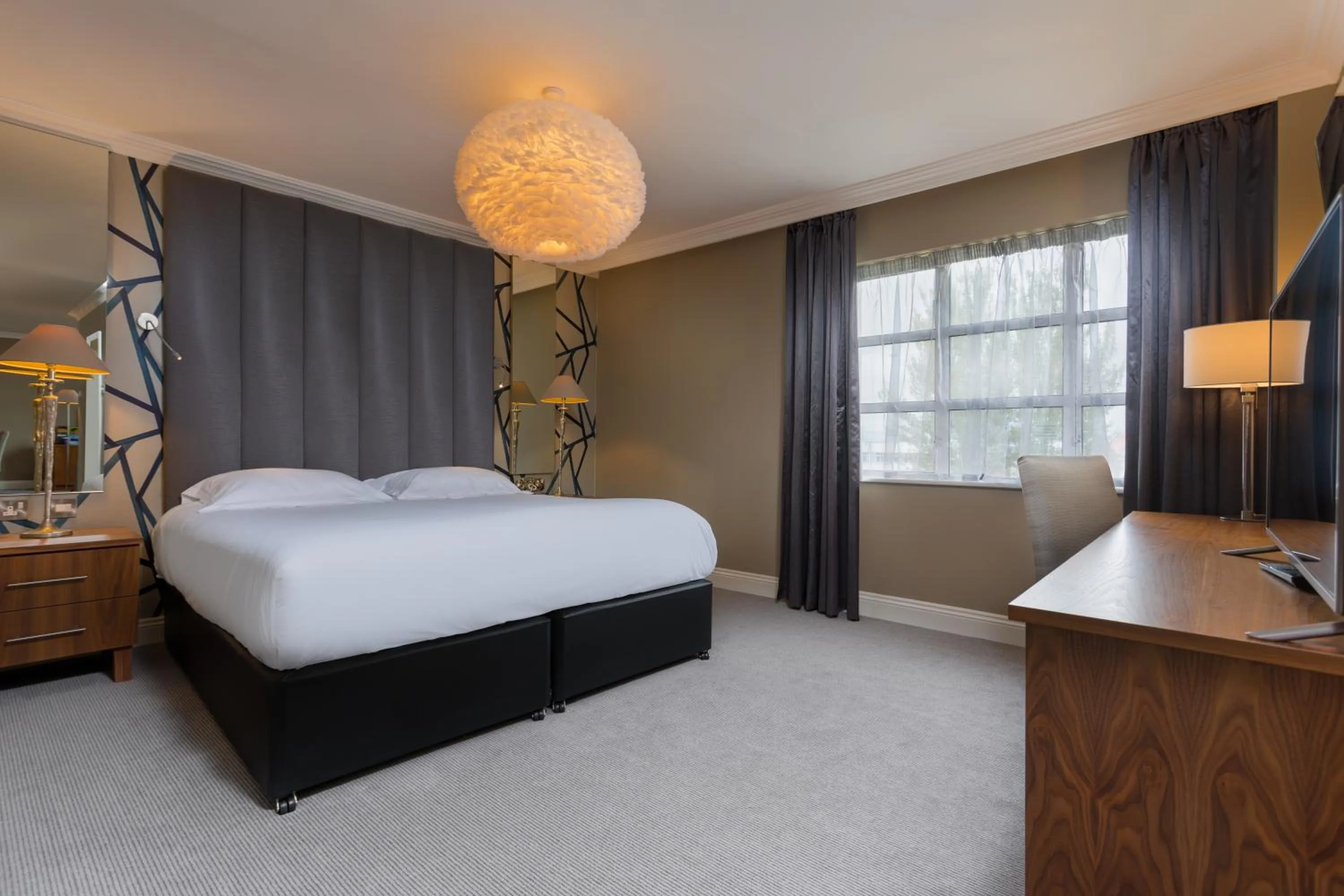 Shower, Bed in Park Inn by Radisson Shannon Airport