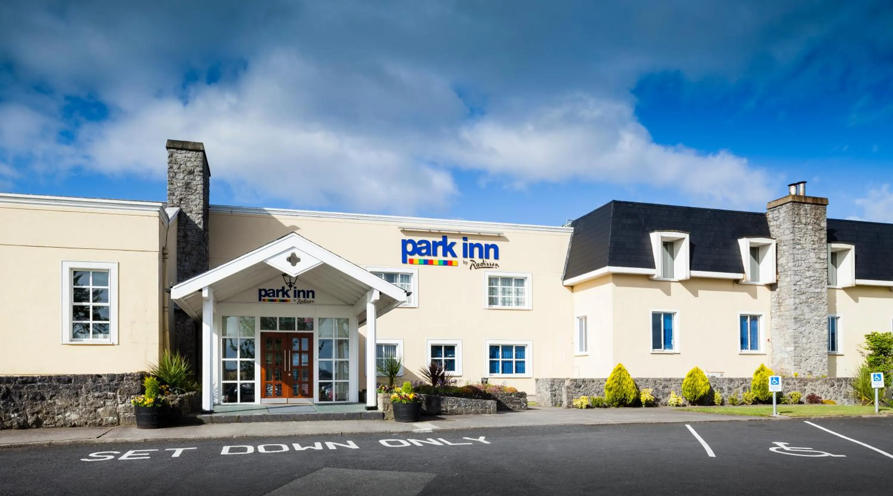 Facade/entrance in Park Inn by Radisson Shannon Airport