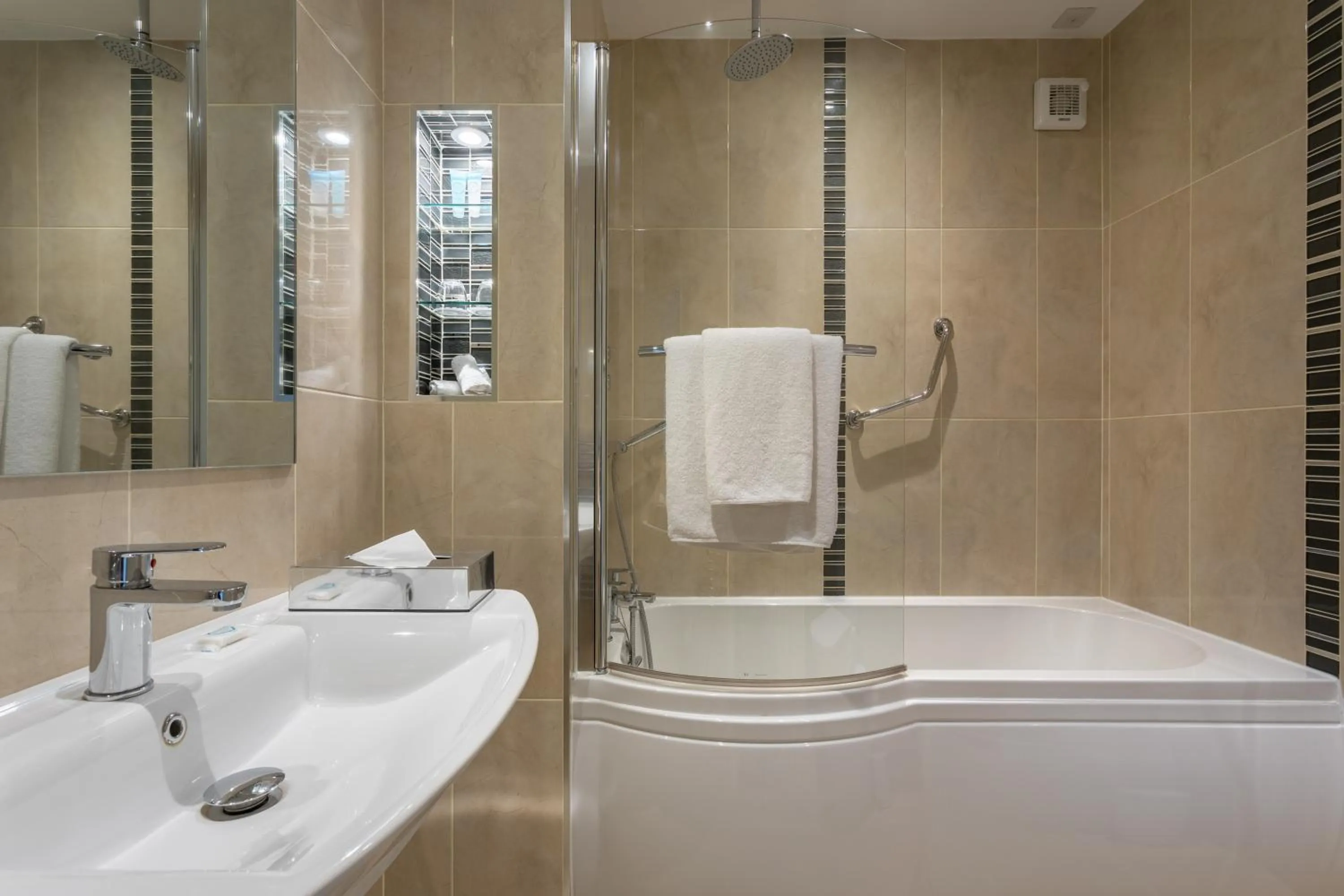 Shower in Park Inn by Radisson Shannon Airport