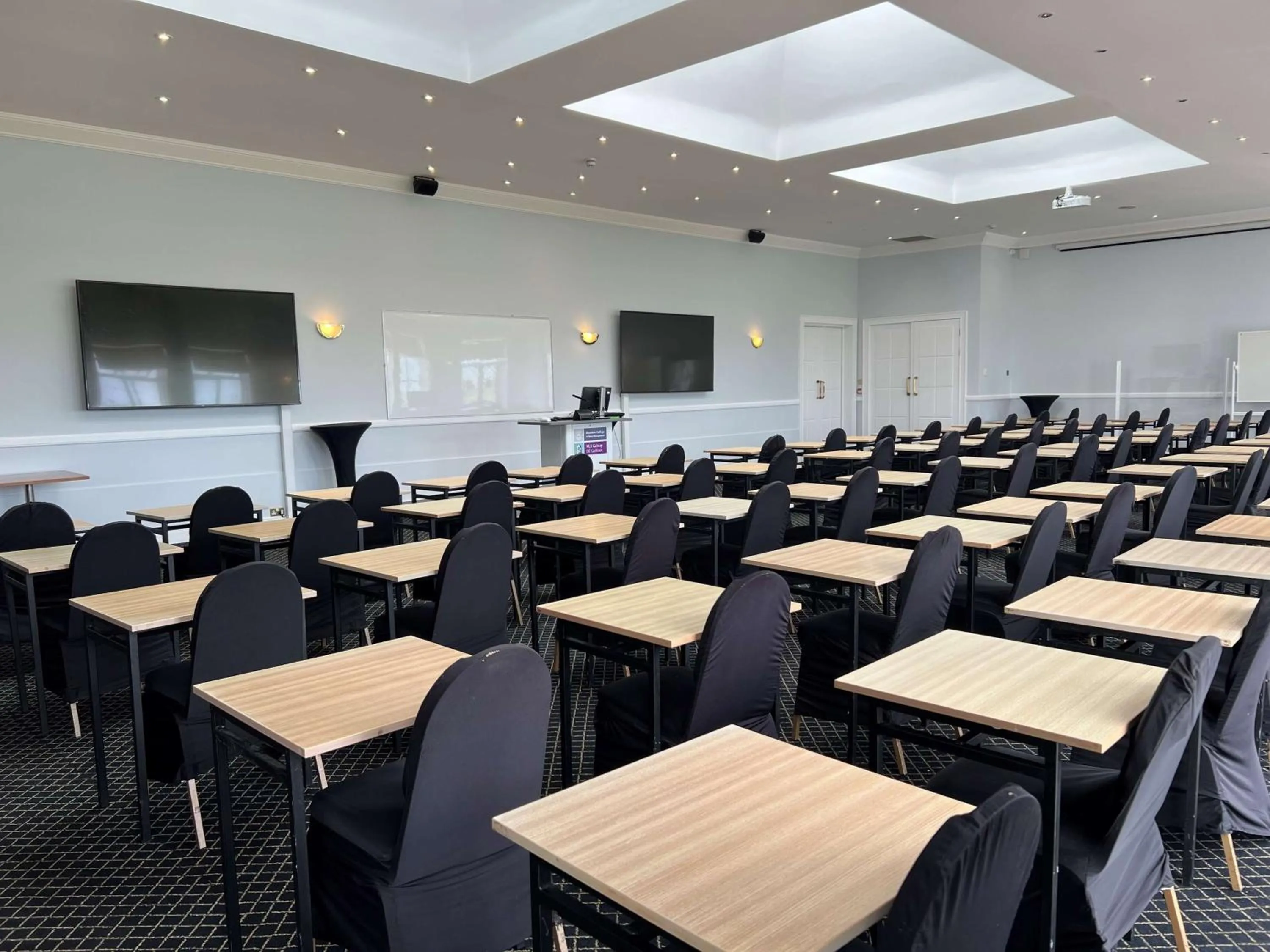 Meeting/conference room in Park Inn by Radisson Shannon Airport