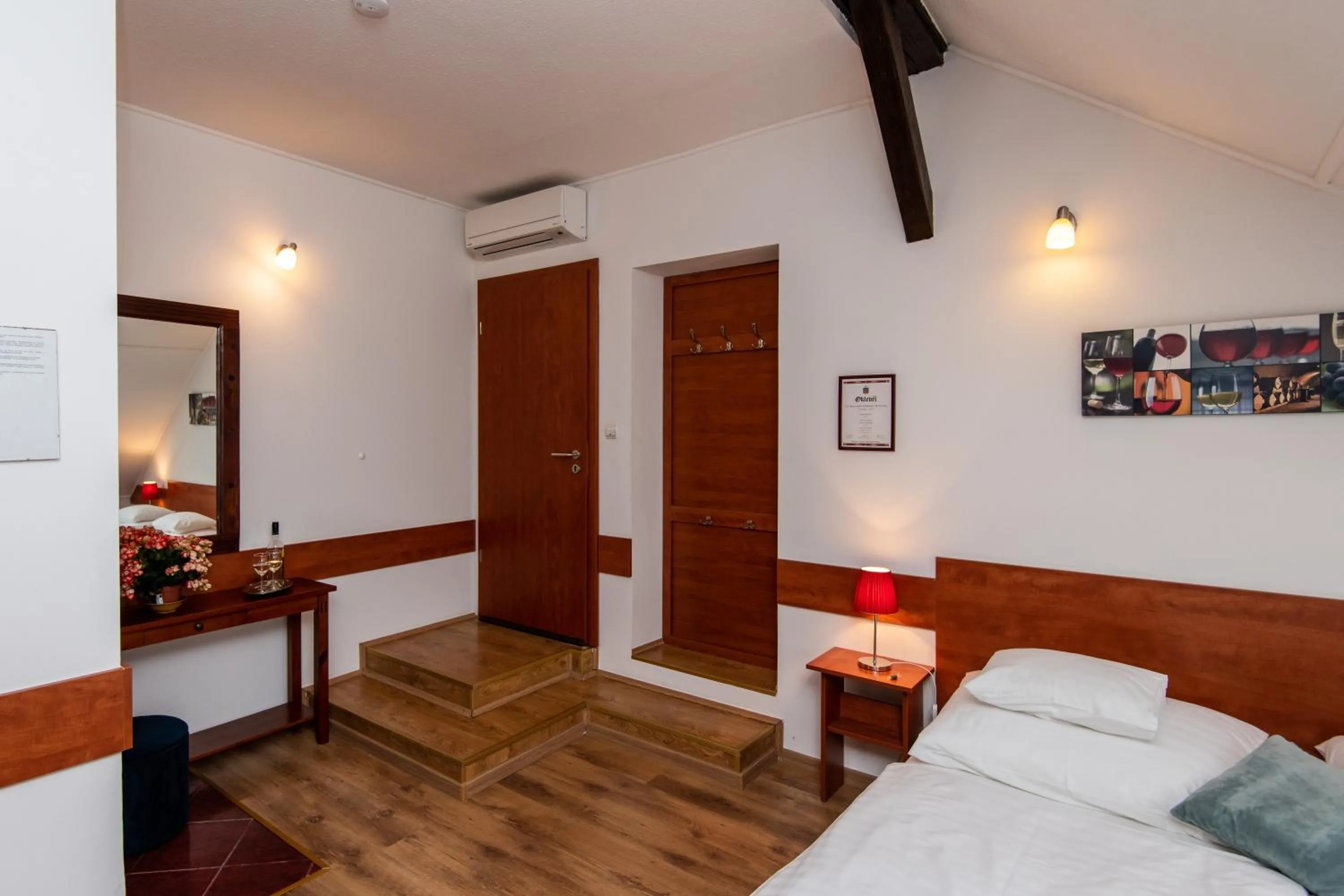 Property building, Bed in Fényes Vinorium