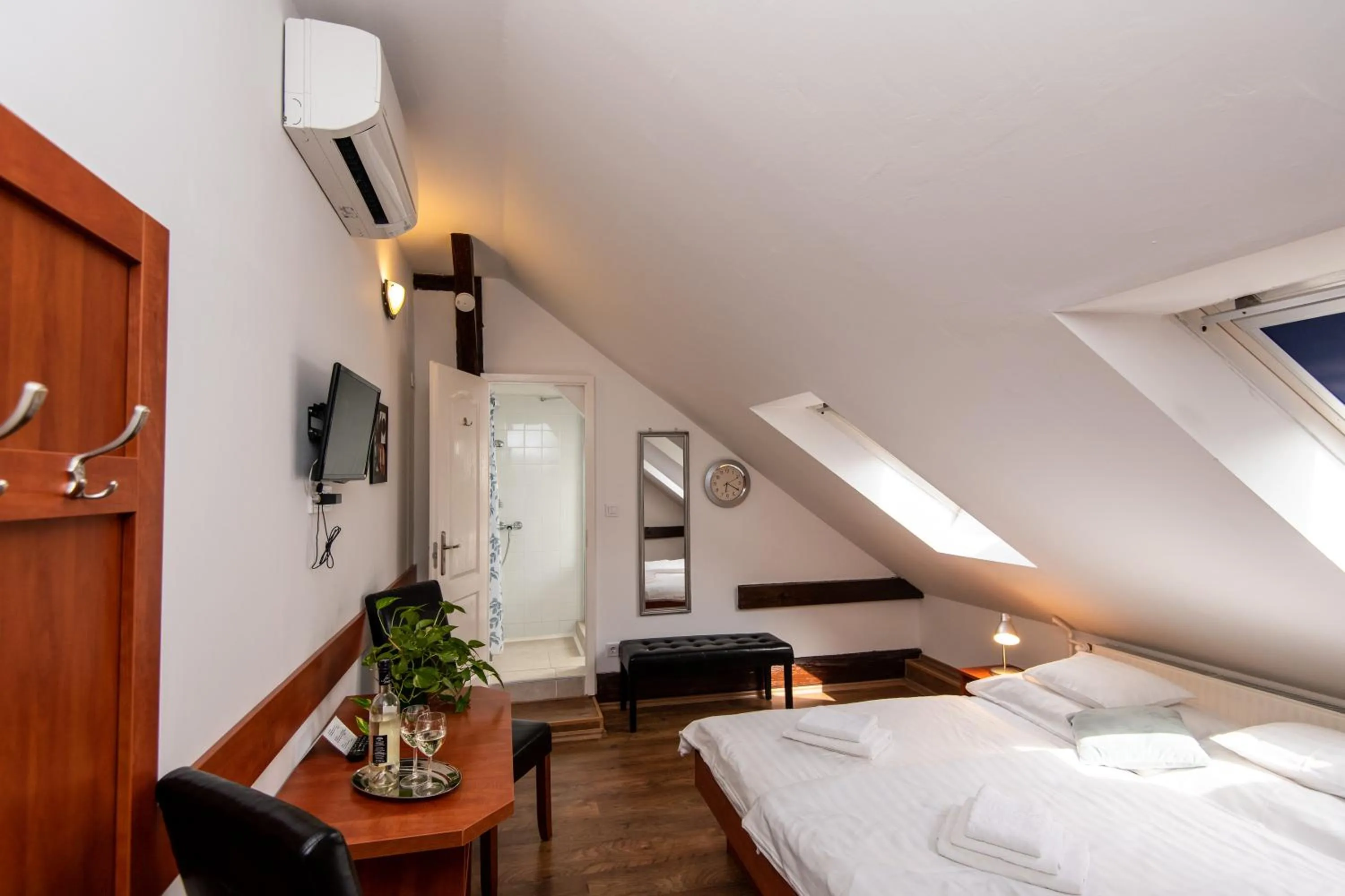 Property building, Bed in Fényes Vinorium