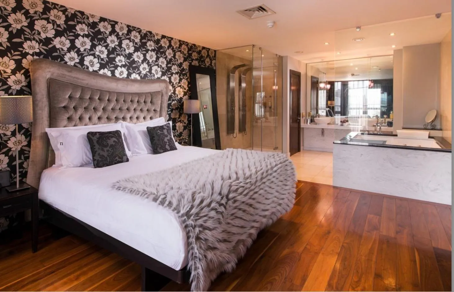 Bedroom, Bed in The Twelve Hotel