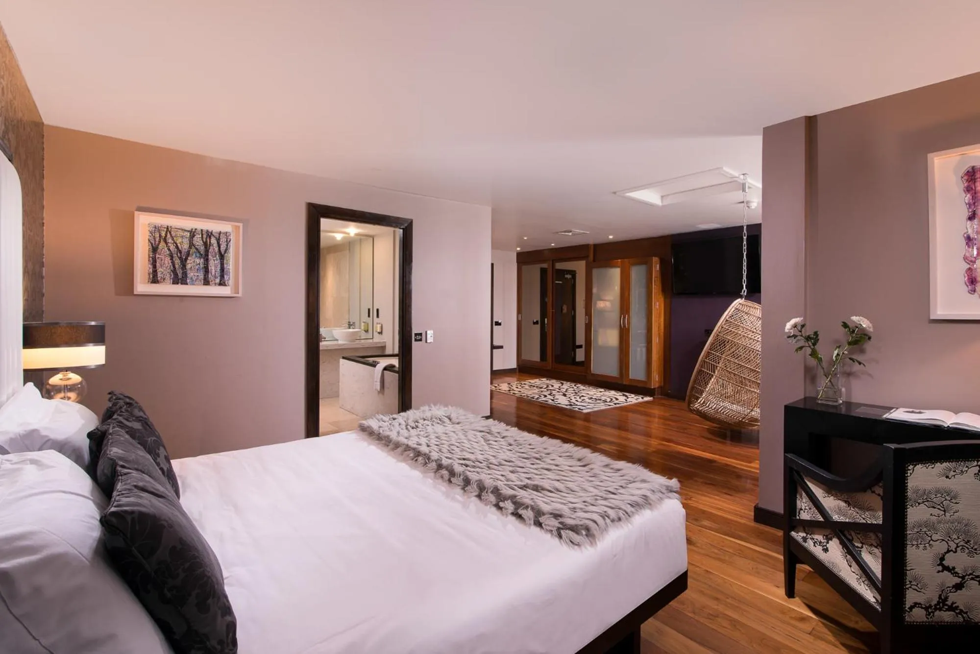 Breakfast, Bed in The Twelve Hotel