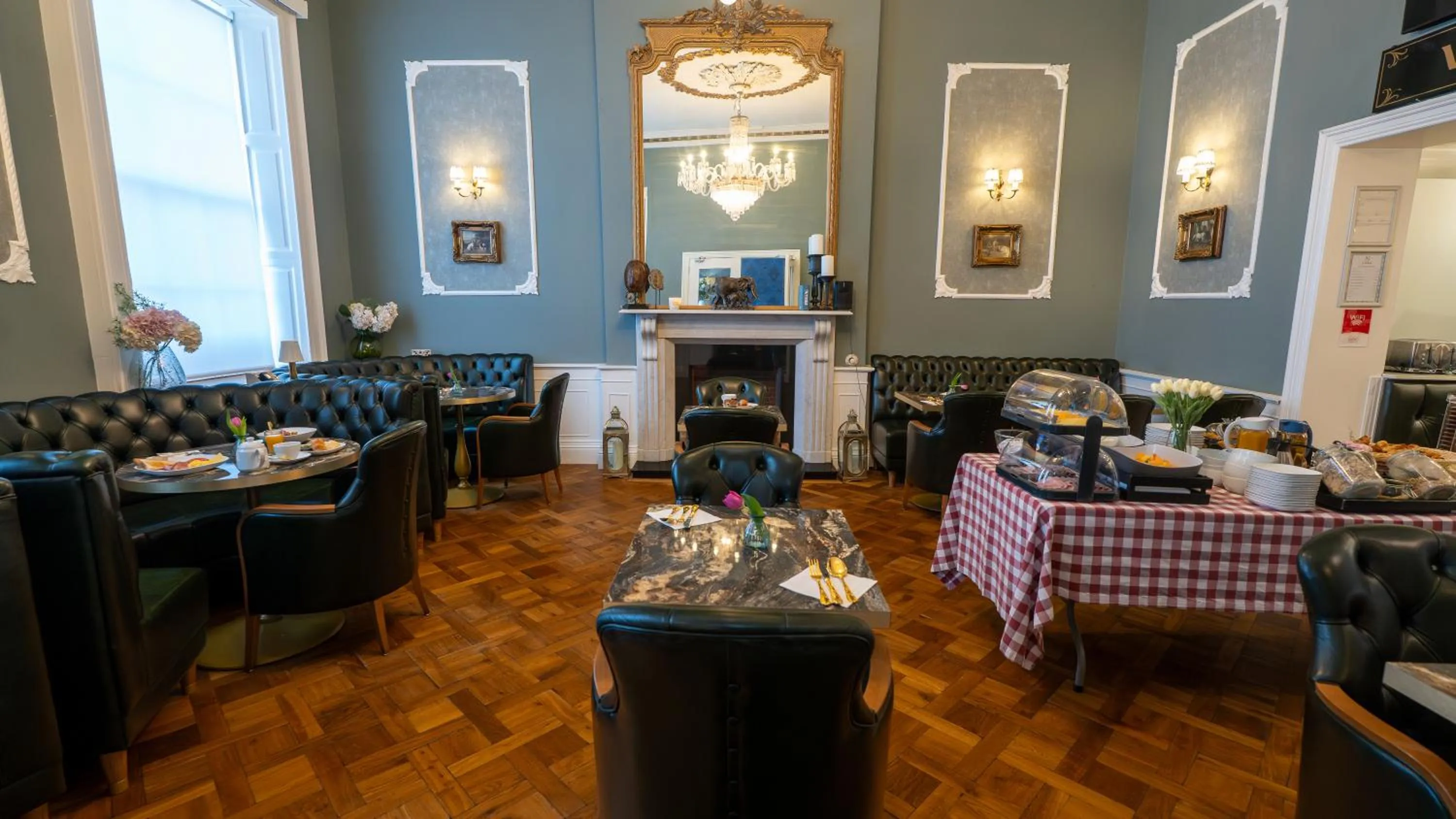 Restaurant/places to eat in Hotel St George by Nina