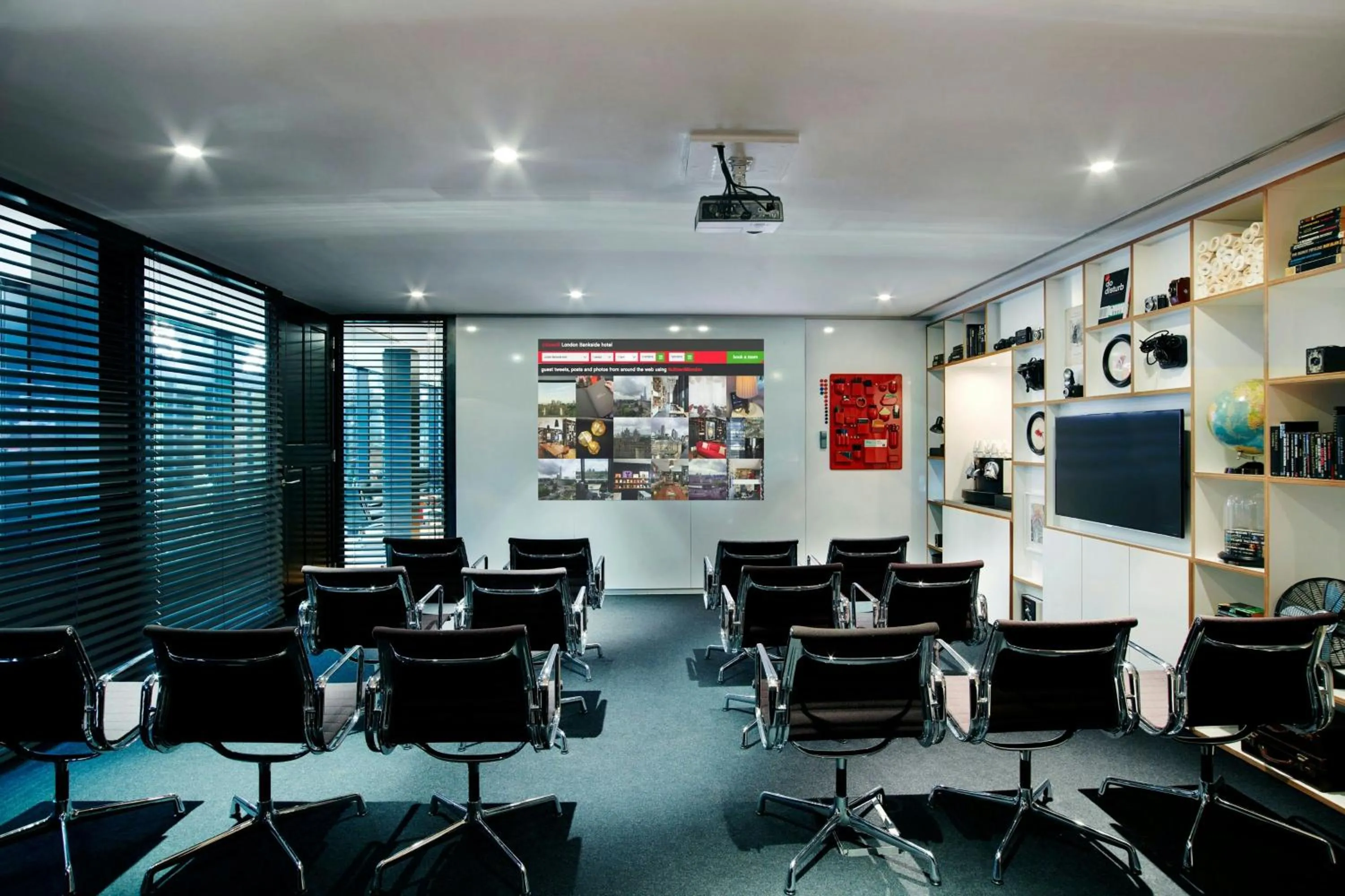 Meeting/conference room in citizenM London Bankside