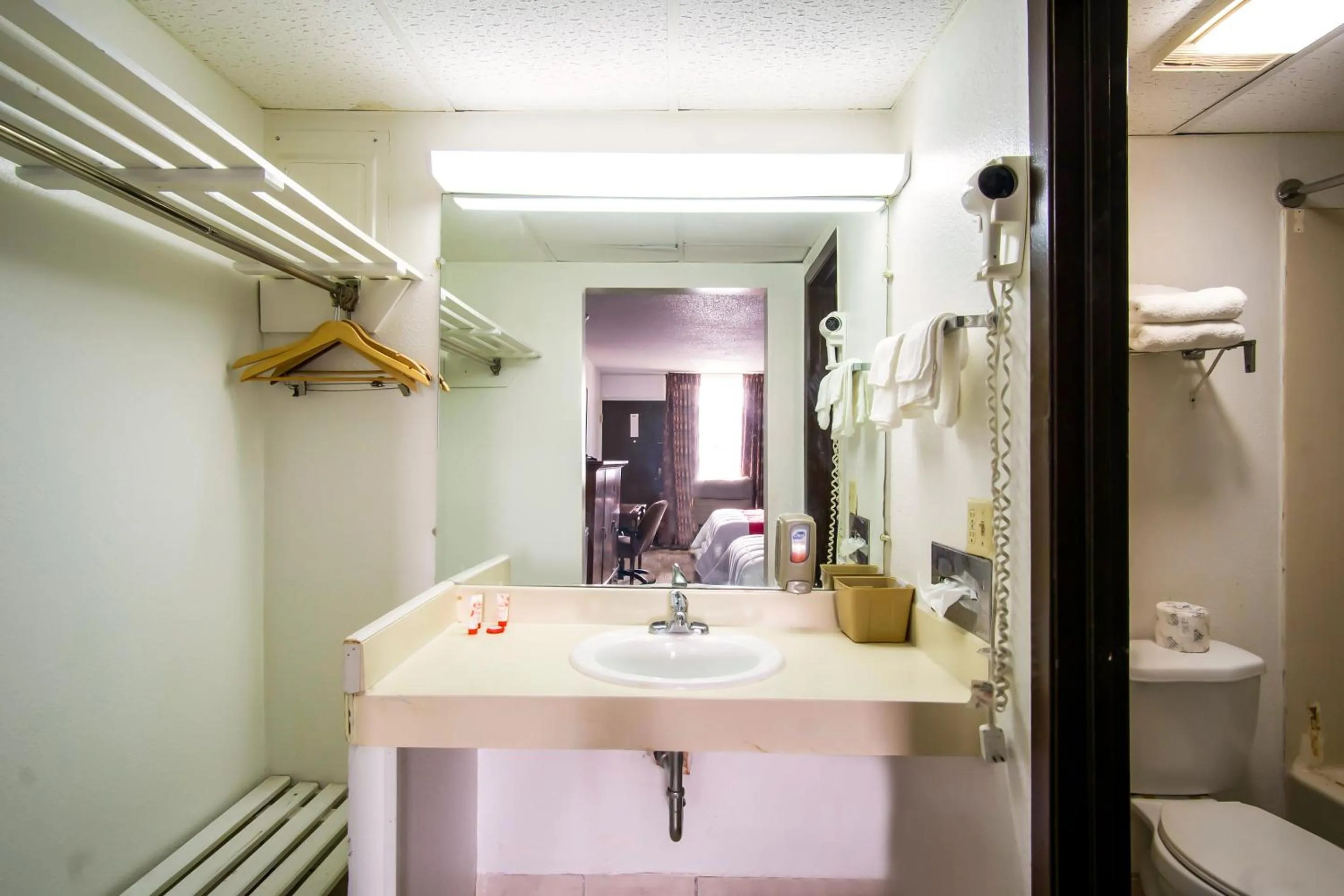 Bathroom in OYO Hotel Hutchinson West 4th Ave
