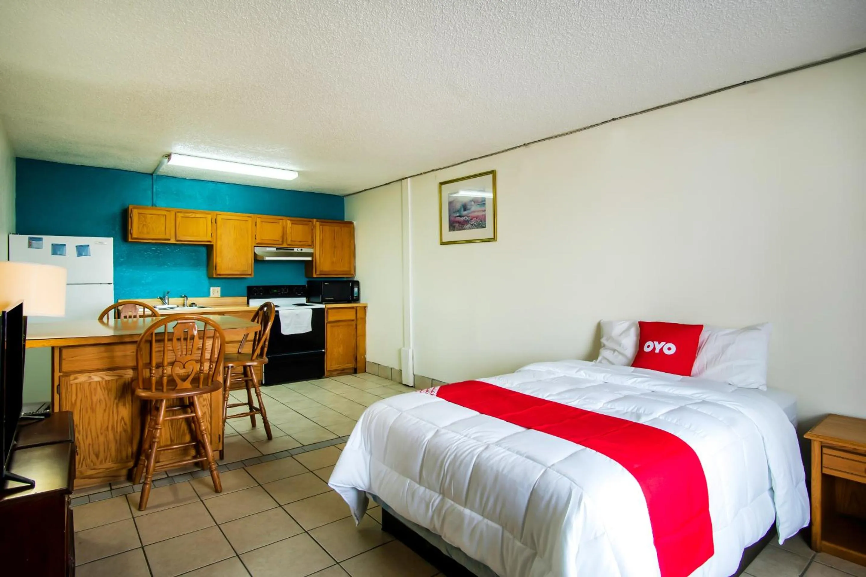 Bedroom, Bed in OYO Hotel Hutchinson West 4th Ave