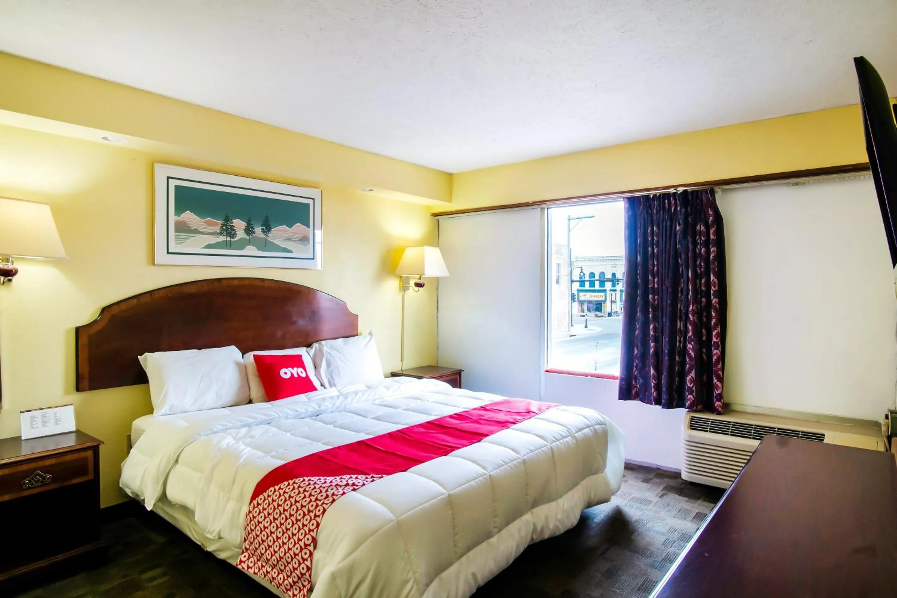 Bedroom, Bed in OYO Hotel Hutchinson West 4th Ave