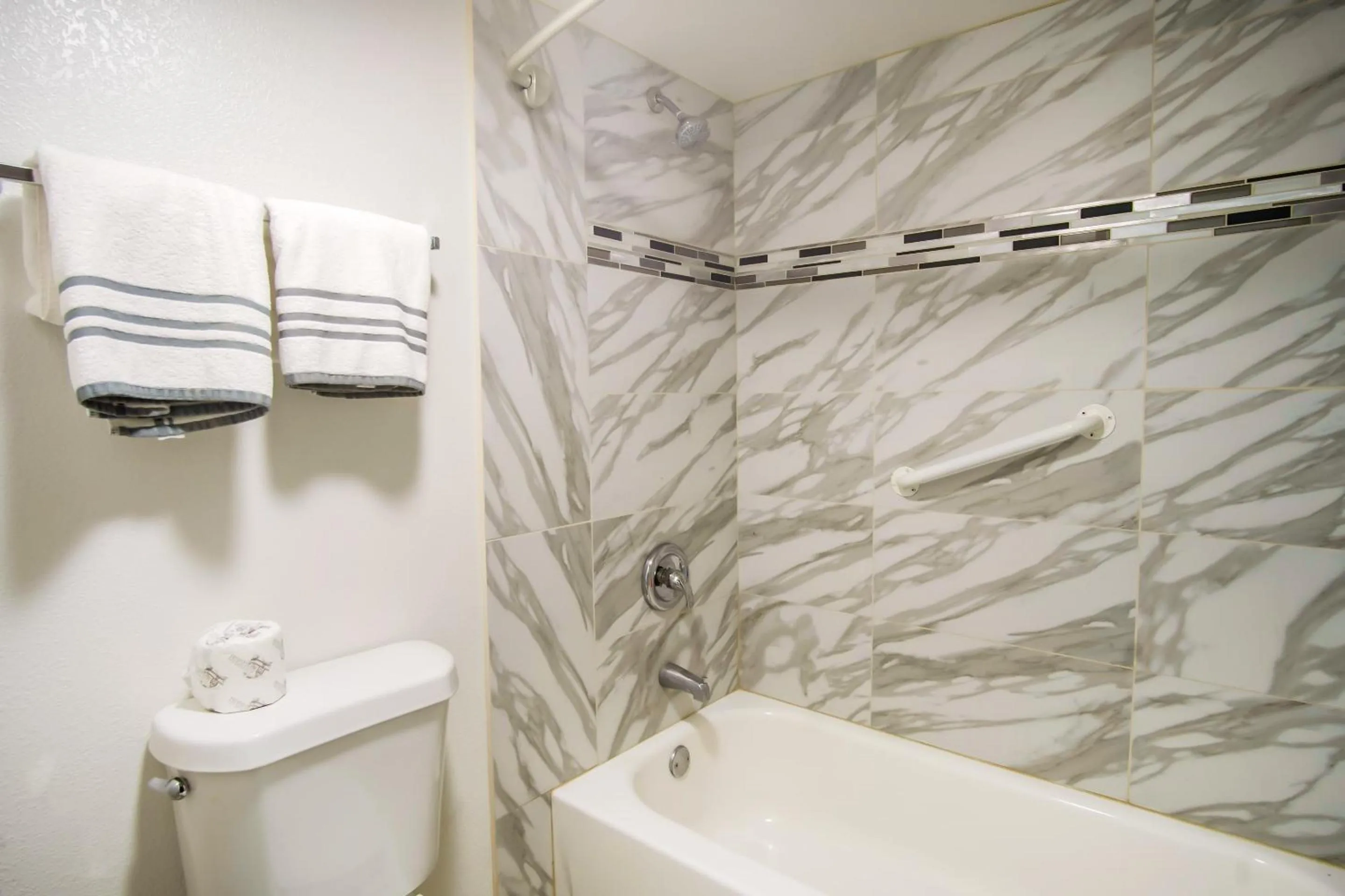 Bathroom in OYO Hotel Hutchinson West 4th Ave