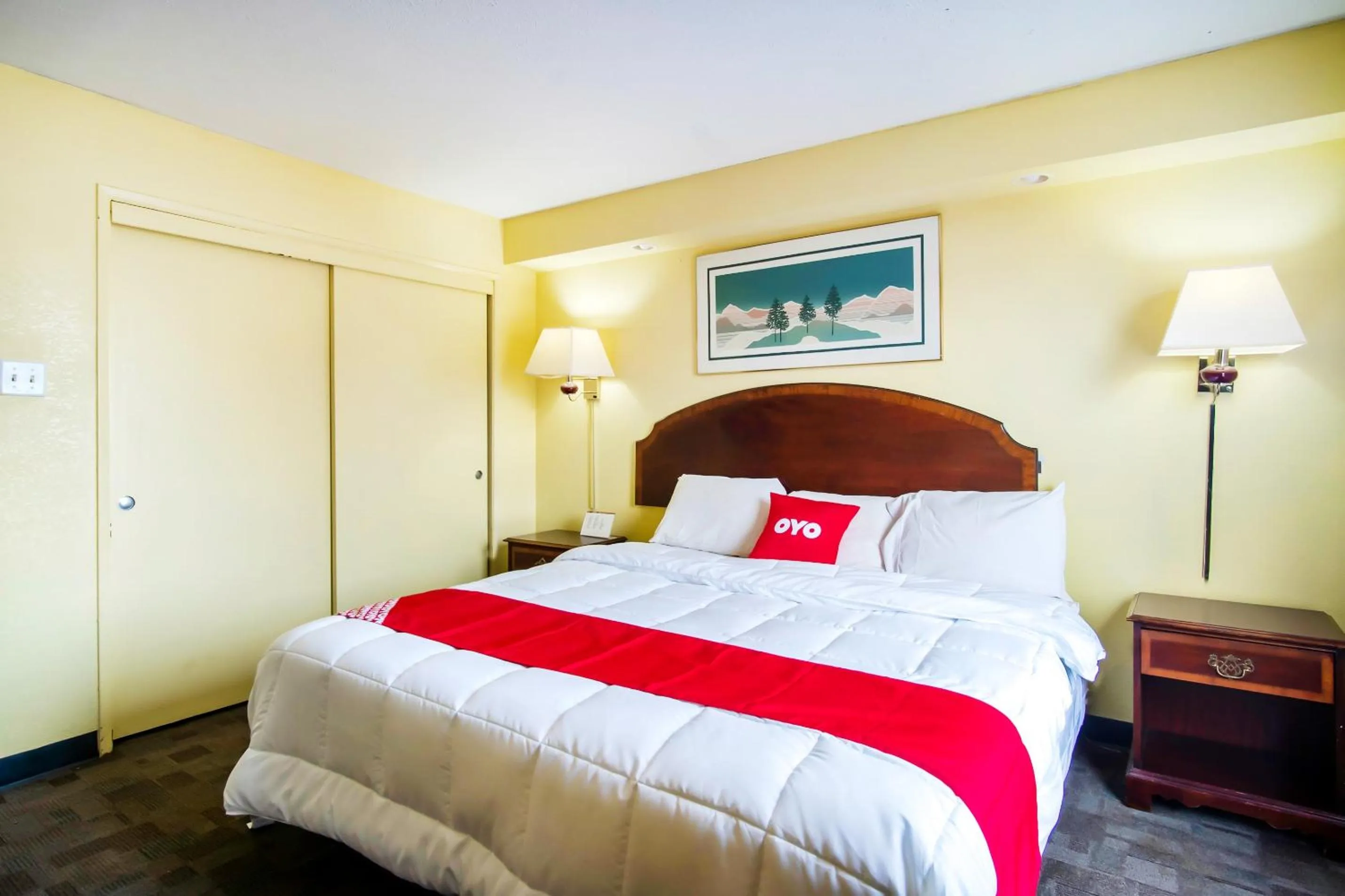 Bedroom, Bed in OYO Hotel Hutchinson West 4th Ave