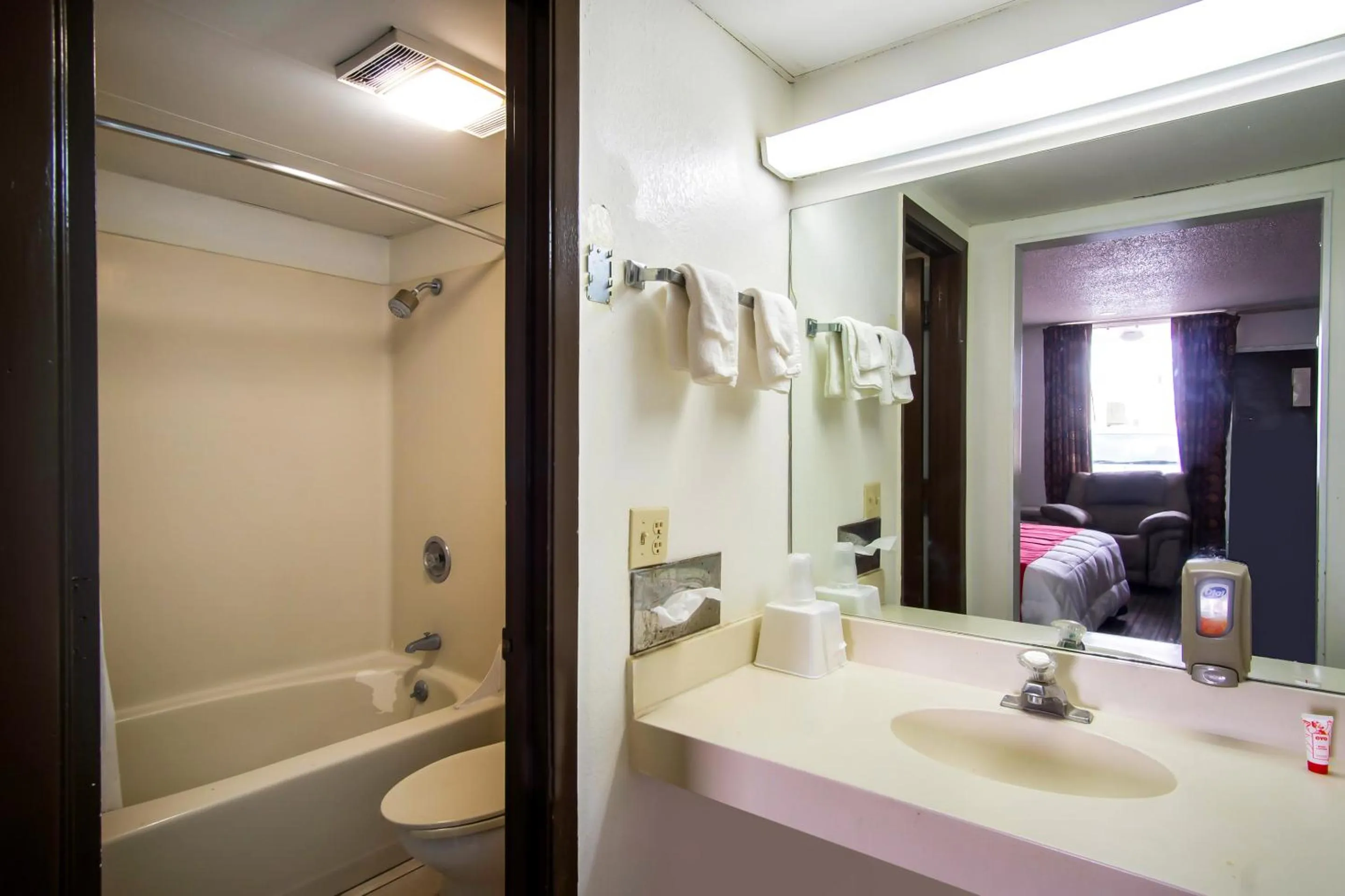 Bathroom in OYO Hotel Hutchinson West 4th Ave