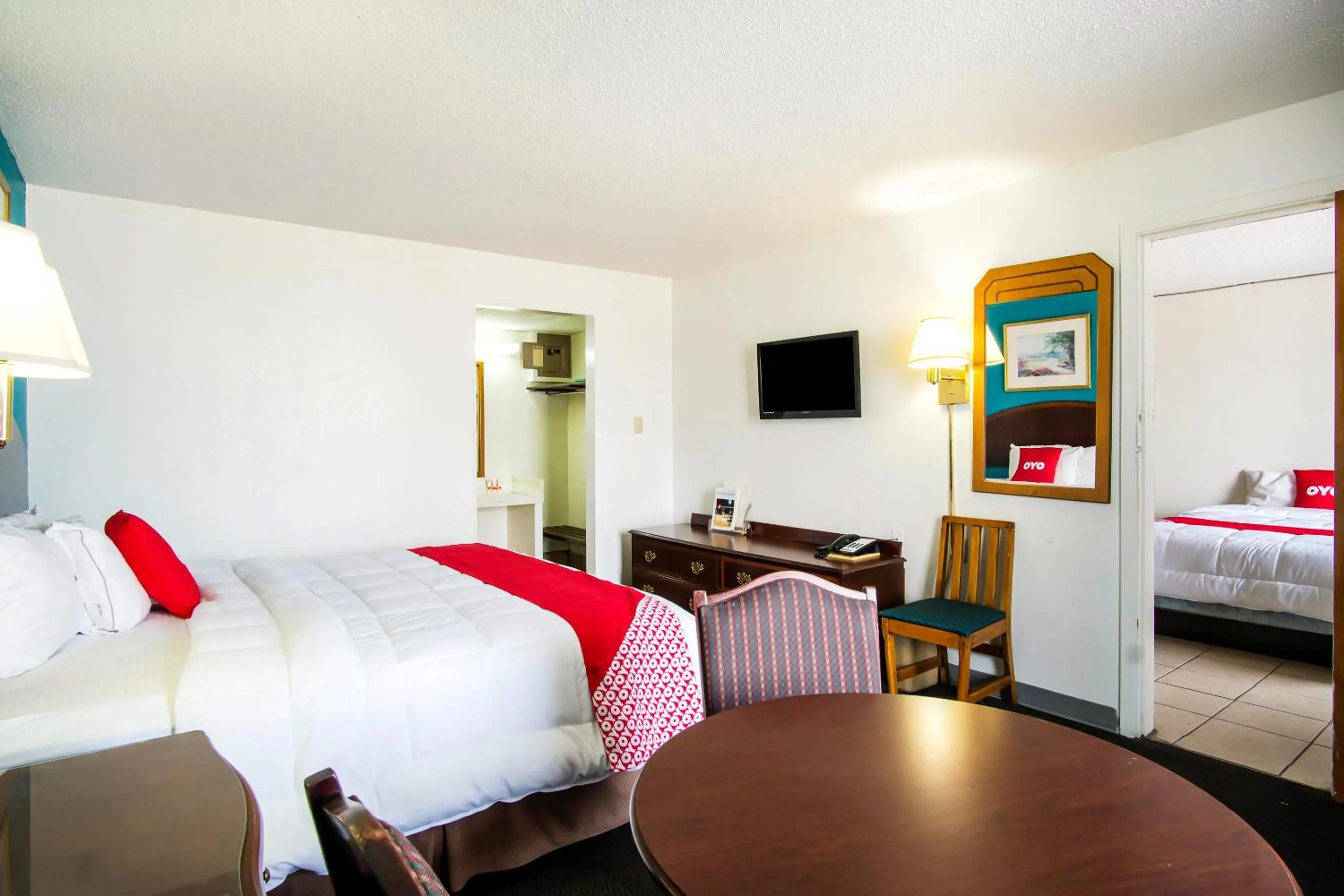 Bedroom, Bed in OYO Hotel Hutchinson West 4th Ave