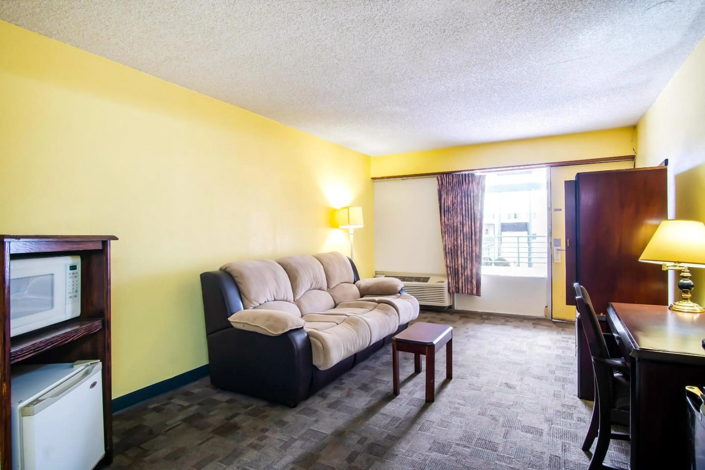 Bedroom in OYO Hotel Hutchinson West 4th Ave