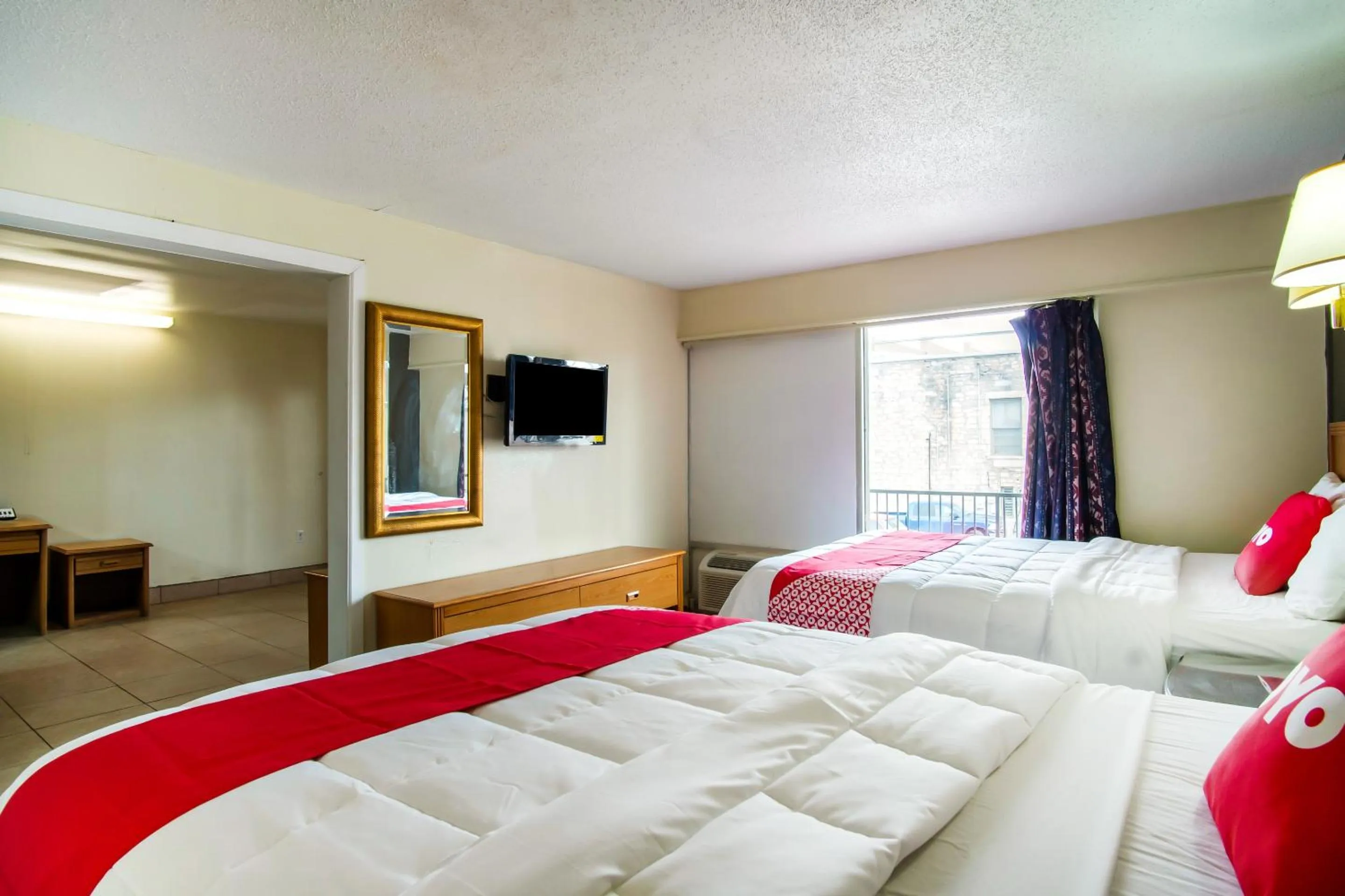 Bedroom, Bed in OYO Hotel Hutchinson West 4th Ave