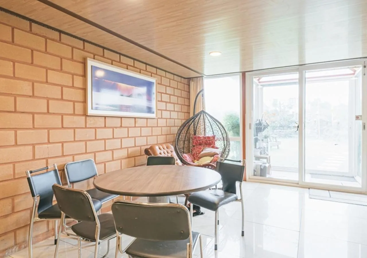 Communal lounge/ TV room in Jeju Healing Resort