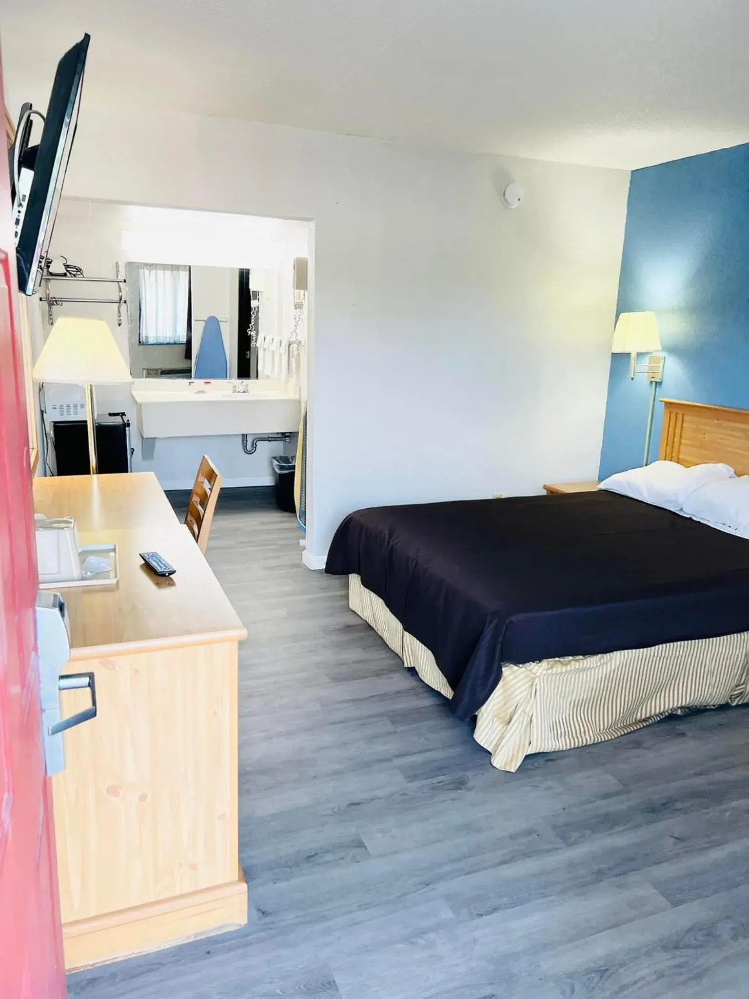 Queen Room - Non-Smoking in Fort Scott Inn Queen Room - Non-Smoking in Fort Scott Inn