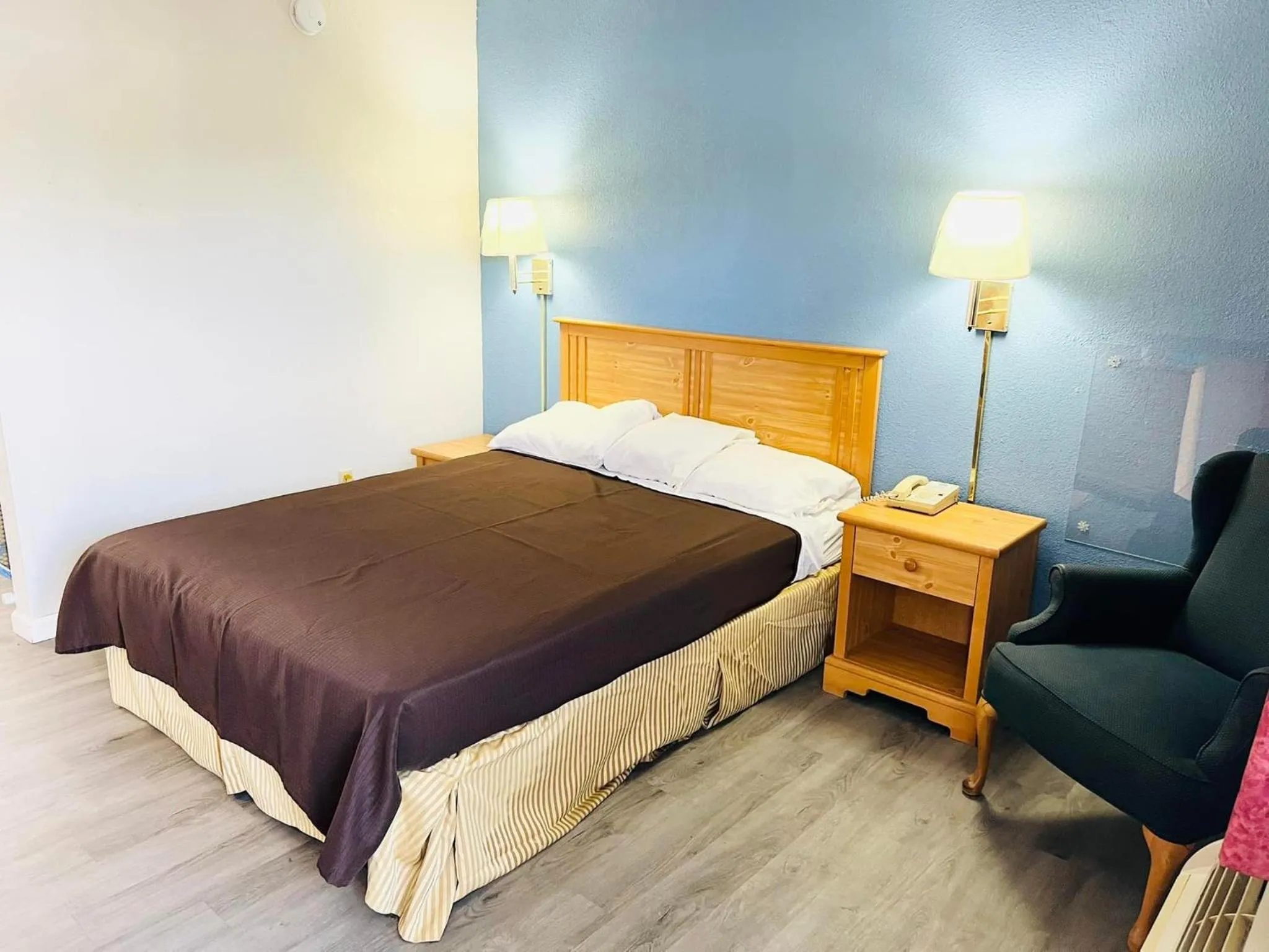 Bed in Super 8 by Wyndham Fort Scott