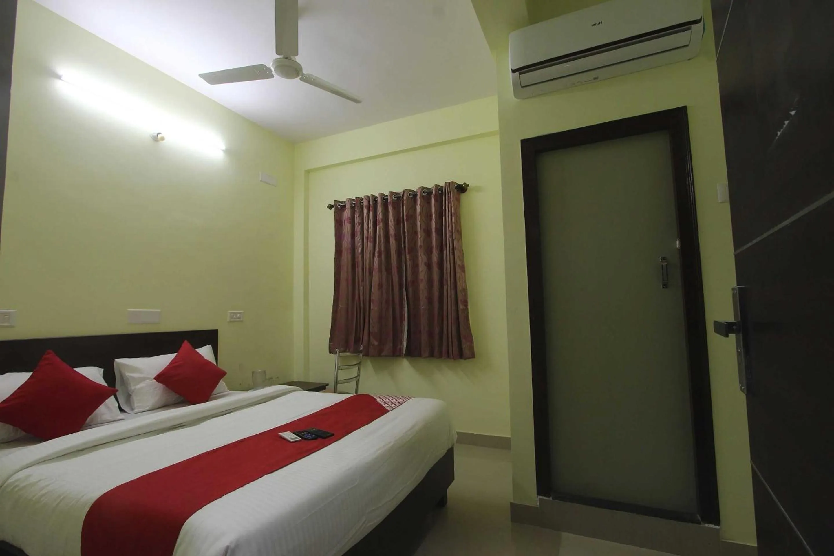 Bedroom, Bed in Super Hotel O V R Residency Near Sri Amruth Chithra Mandira