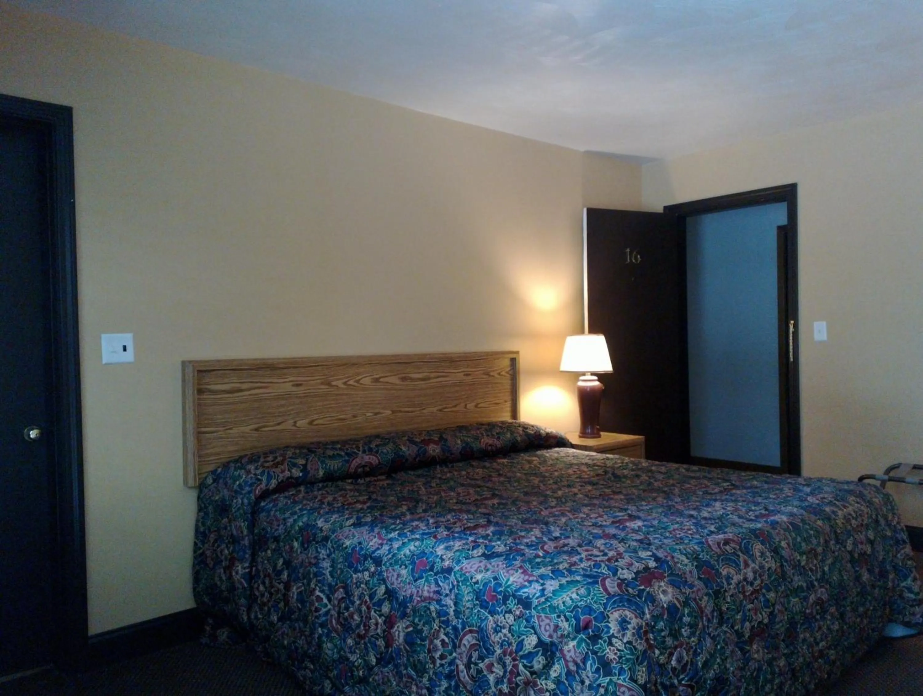 Colonial Inn Mercer-Grove City