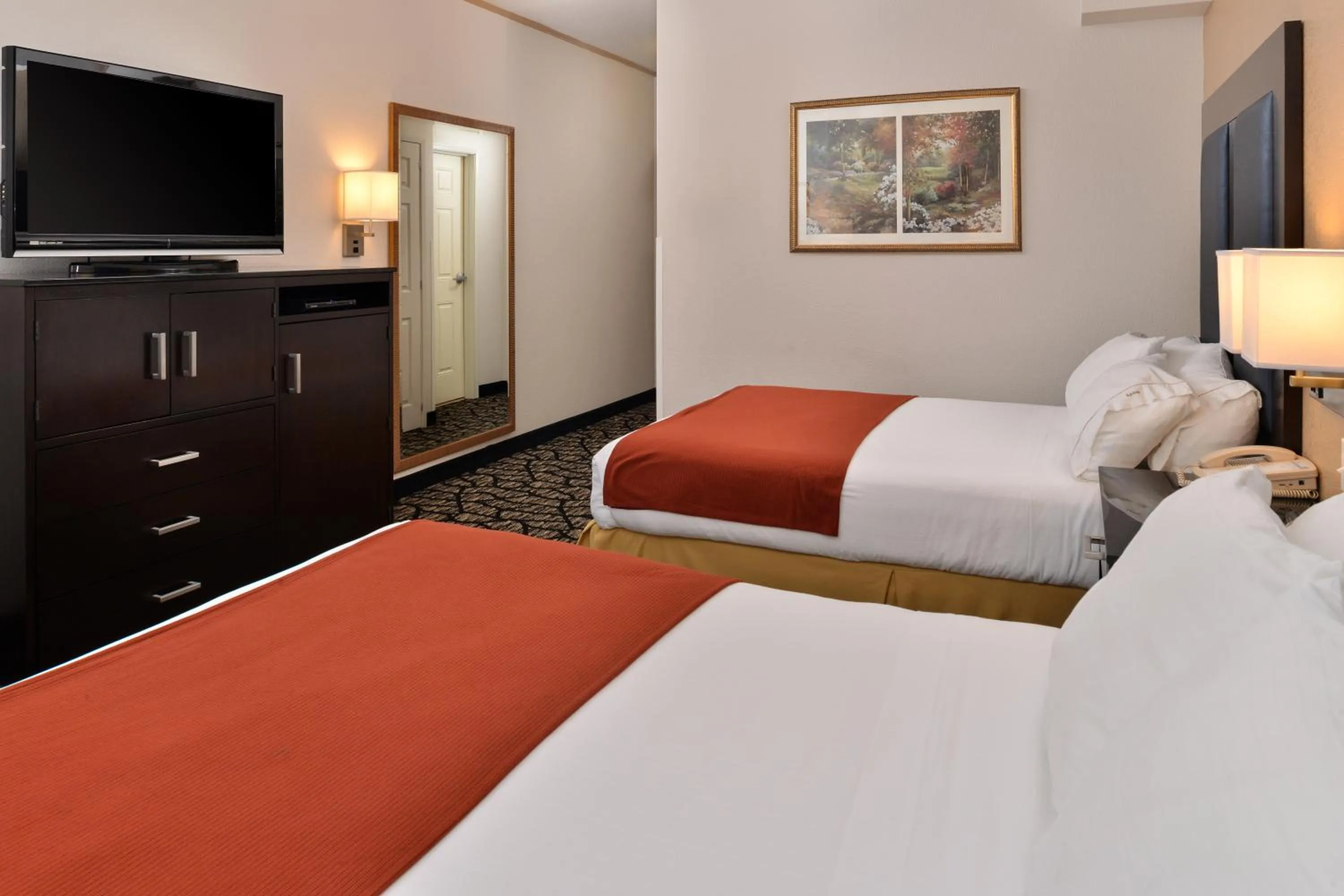 Bed in Holiday Inn Express & Suites Tacoma South - Lakewood by IHG