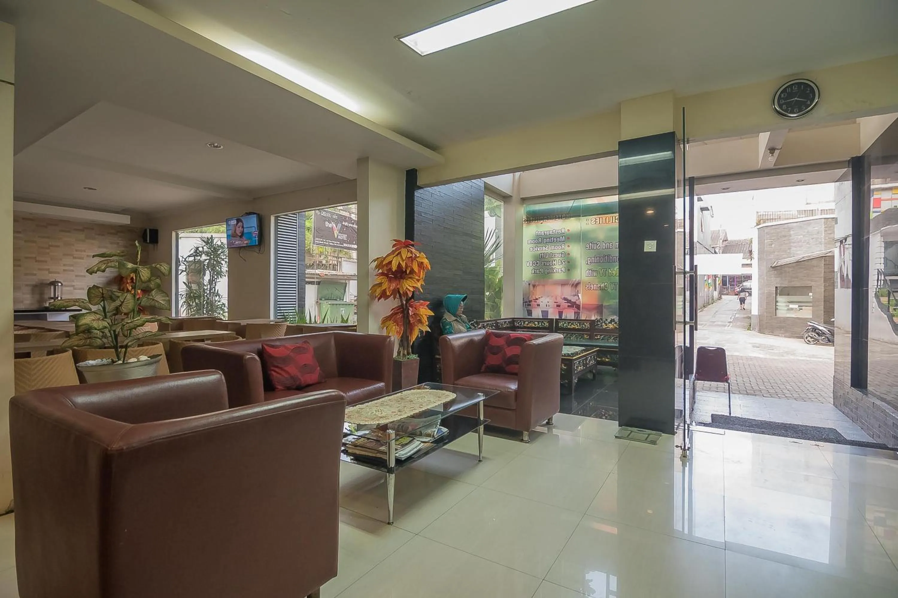 Lobby or reception in RedDoorz At Hotel Arimbi Dewi Sartika Baru
