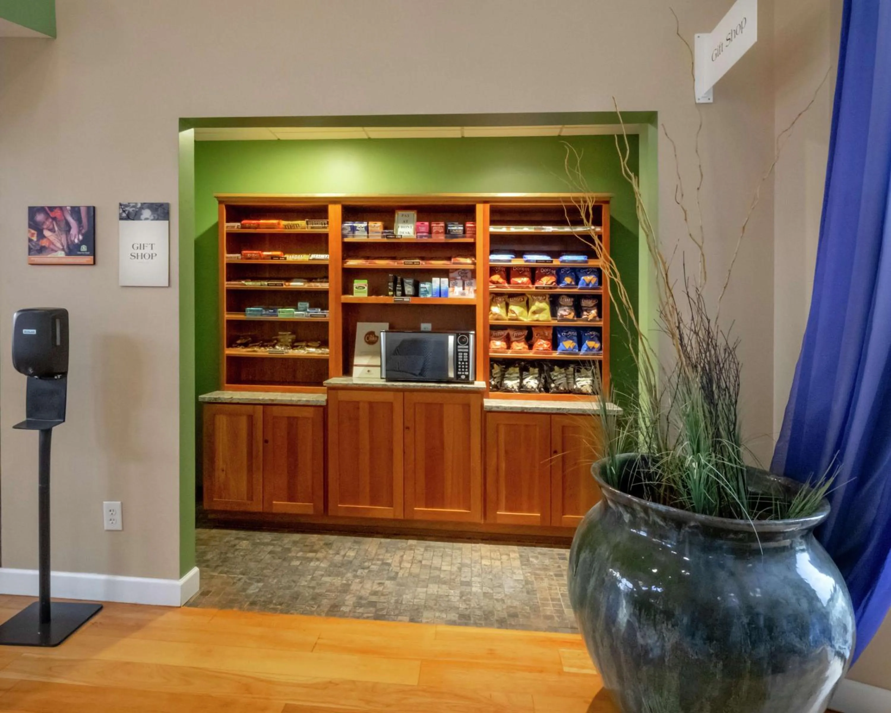 On-site shops in DoubleTree by Hilton Buffalo-Amherst