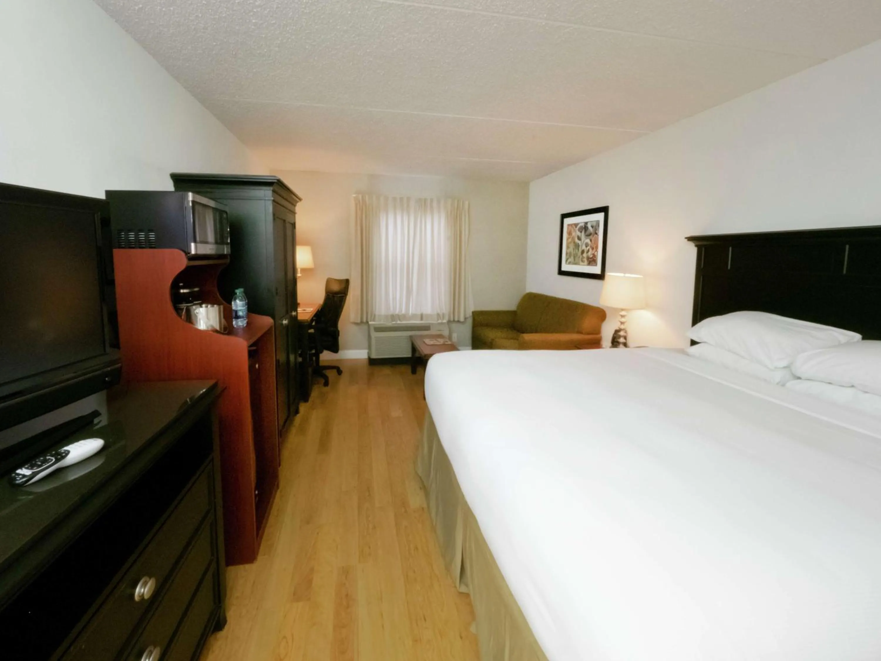 Bedroom, Bed in DoubleTree by Hilton Buffalo-Amherst