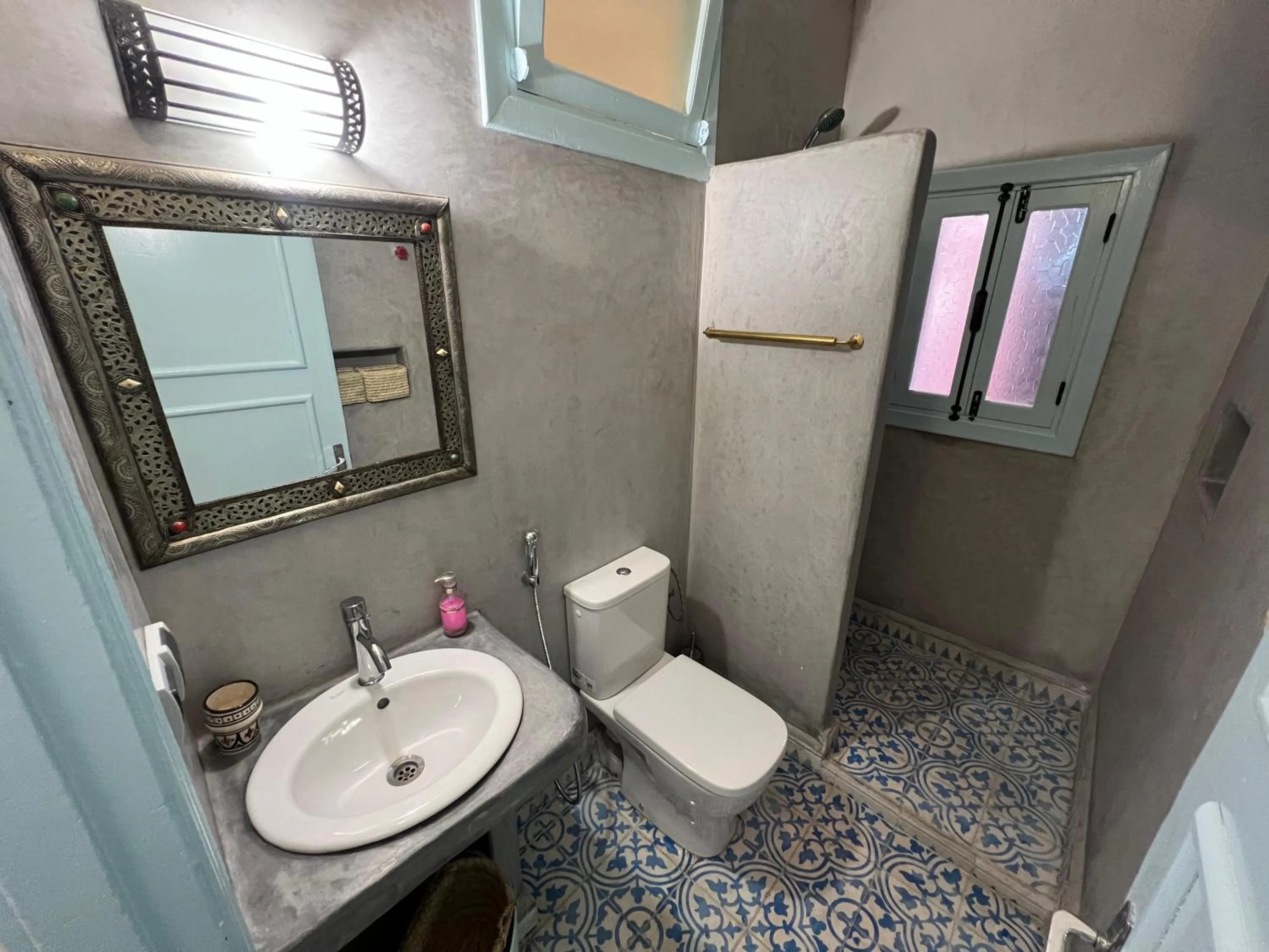 Shower in Maison d'hôtes Dar Farhana