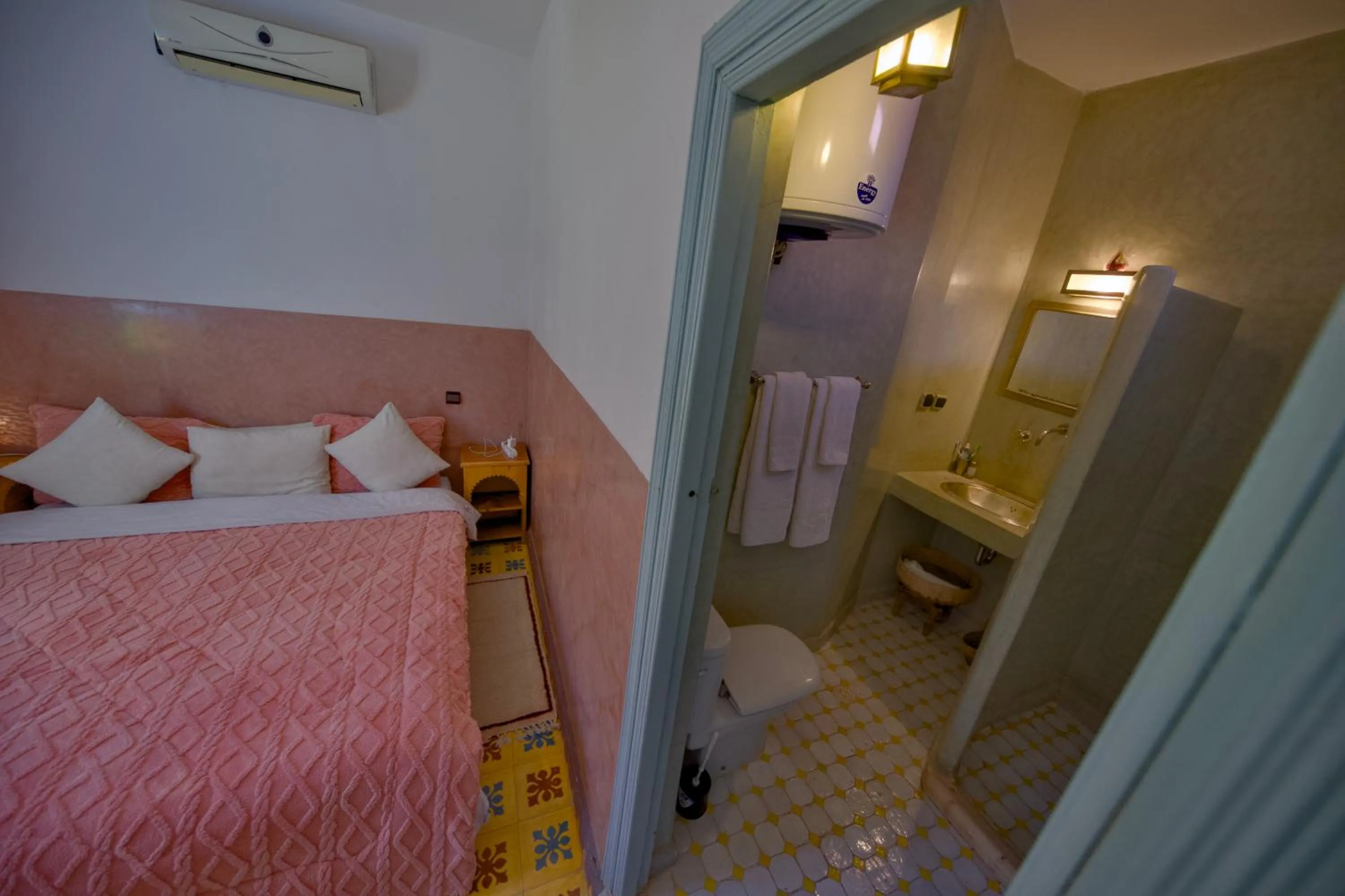 Bed in Maison d'hôtes Dar Farhana