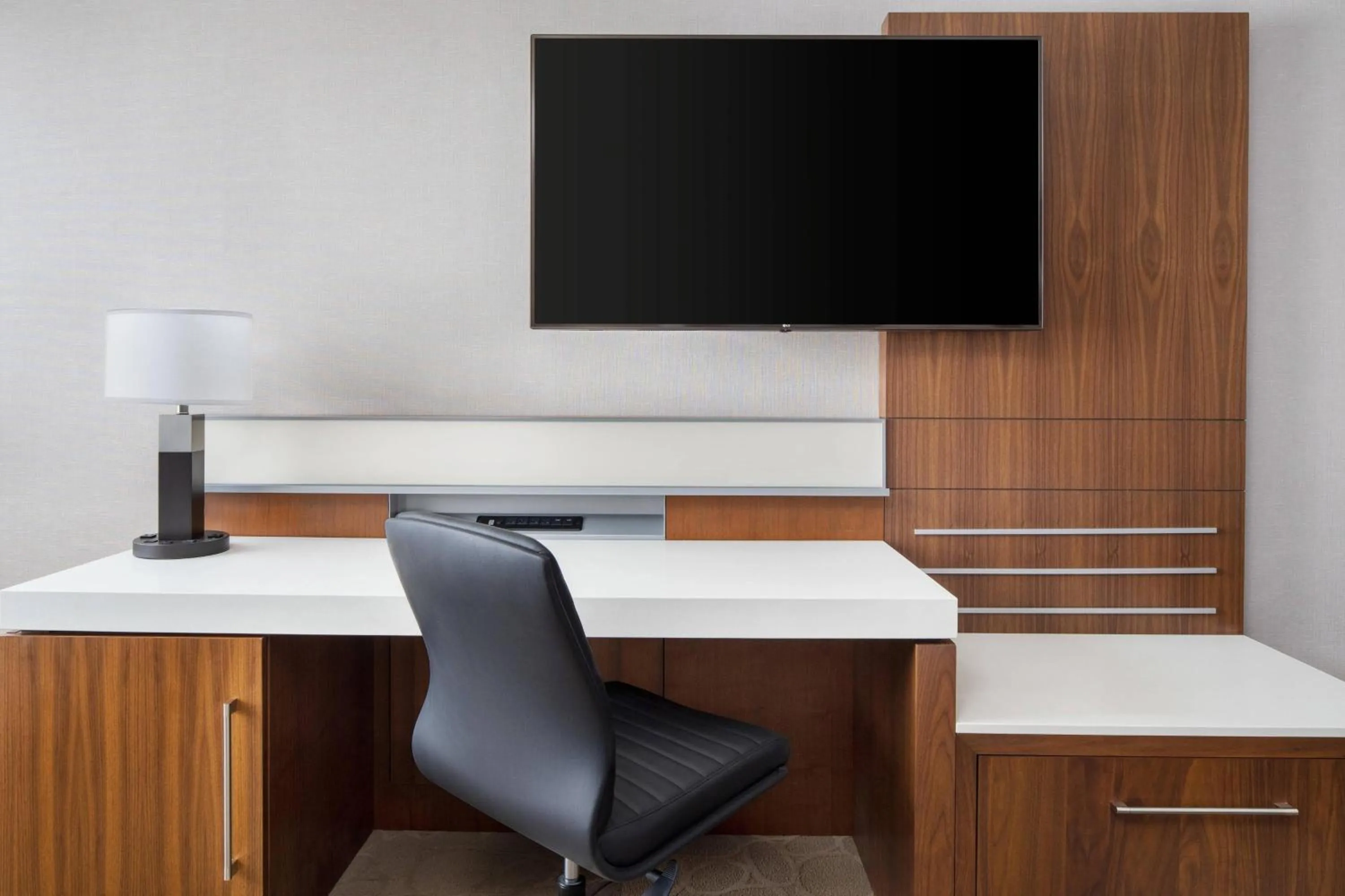 Bedroom in Delta Hotels by Marriott Green Bay