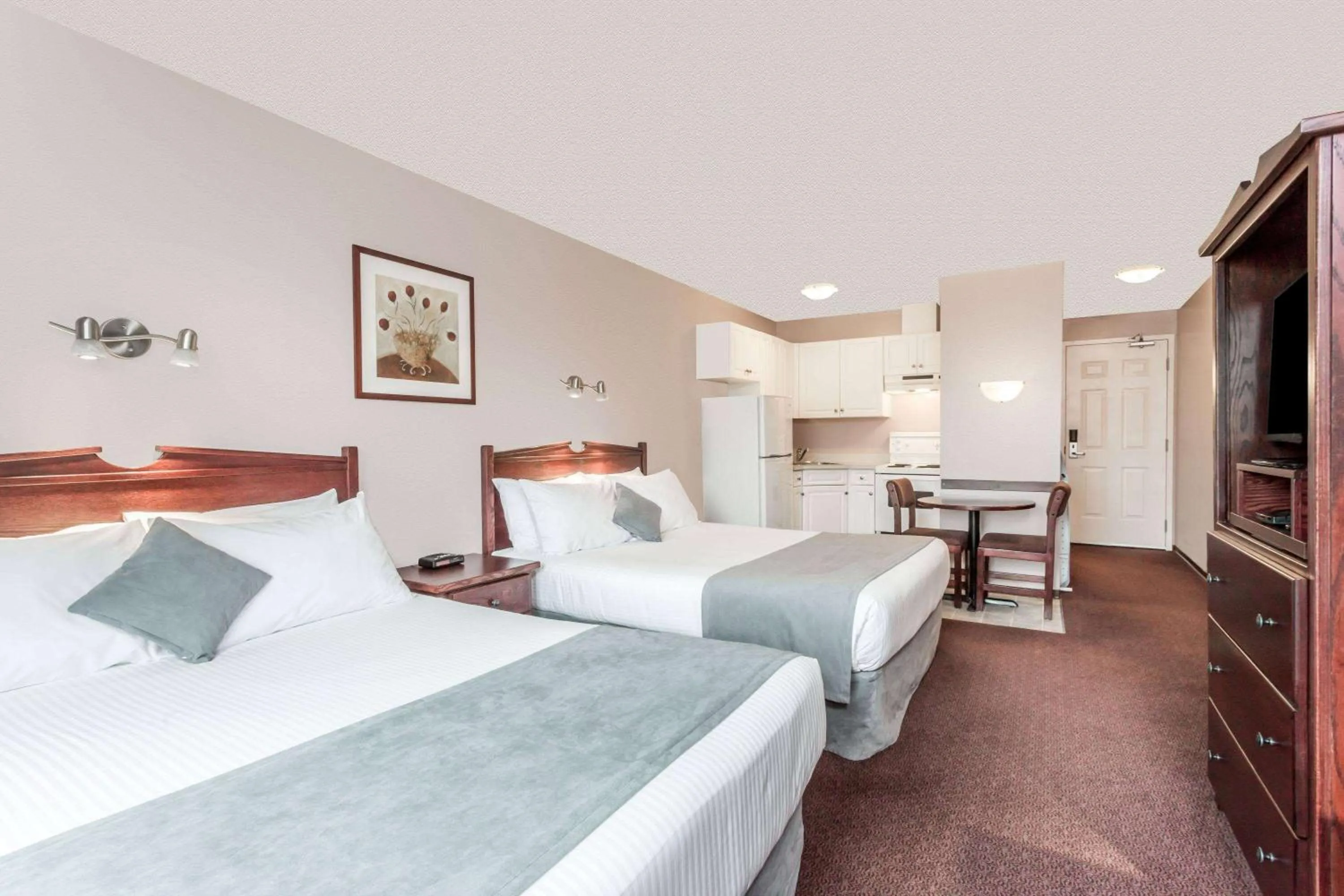 Photo of the whole room, Bed in Super 8 by Wyndham Lake Country/Winfield Area