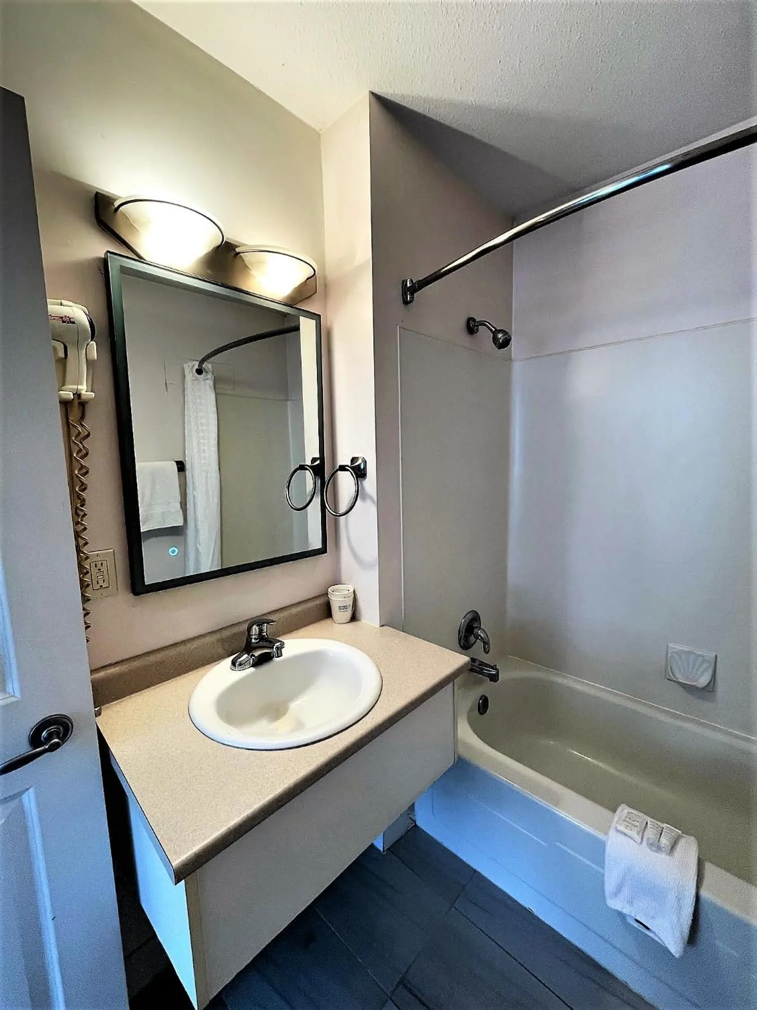 Super 8 by Wyndham Lake Country/Winfield Area