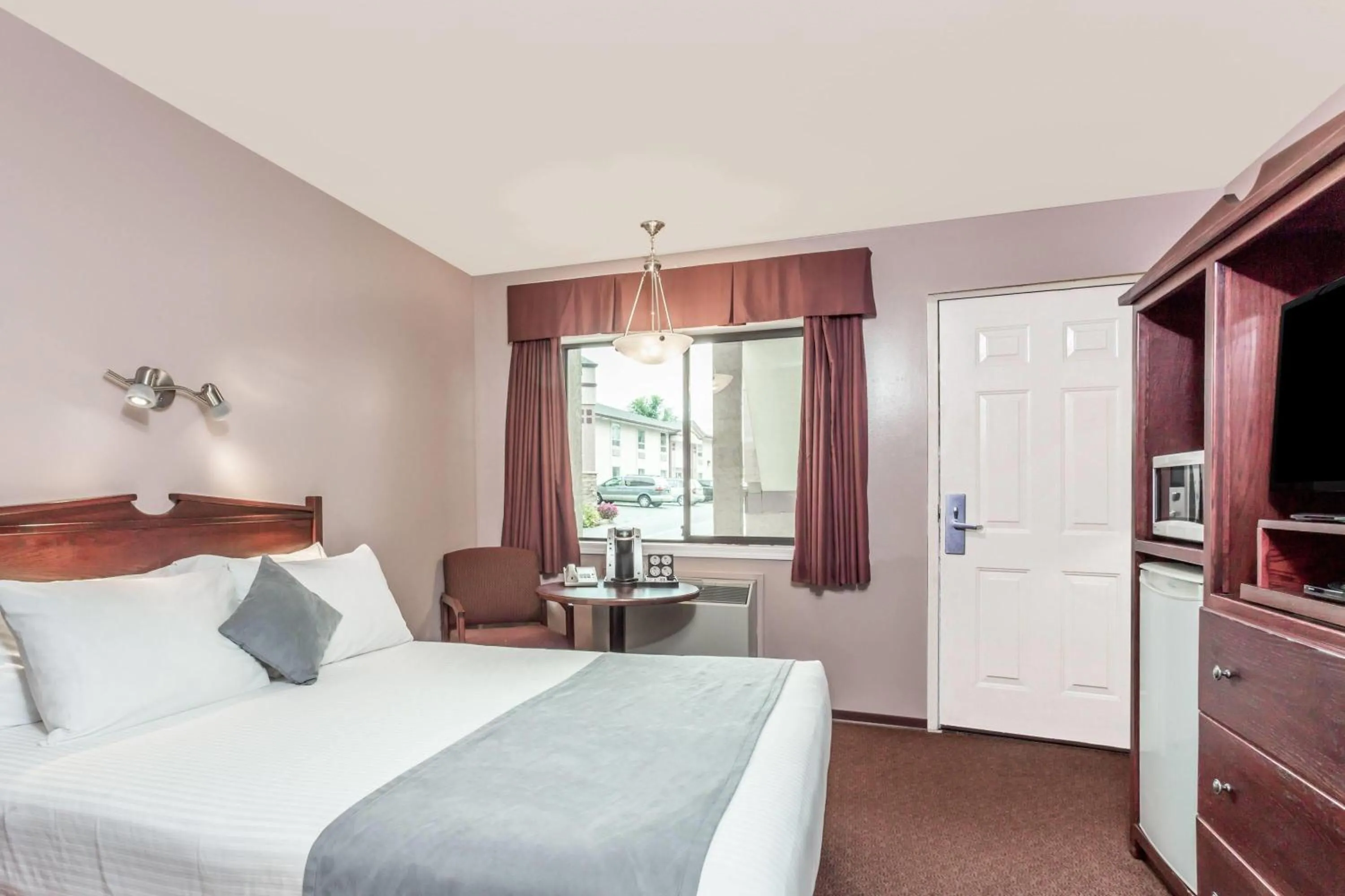 Photo of the whole room, Bed in Super 8 by Wyndham Lake Country/Winfield Area