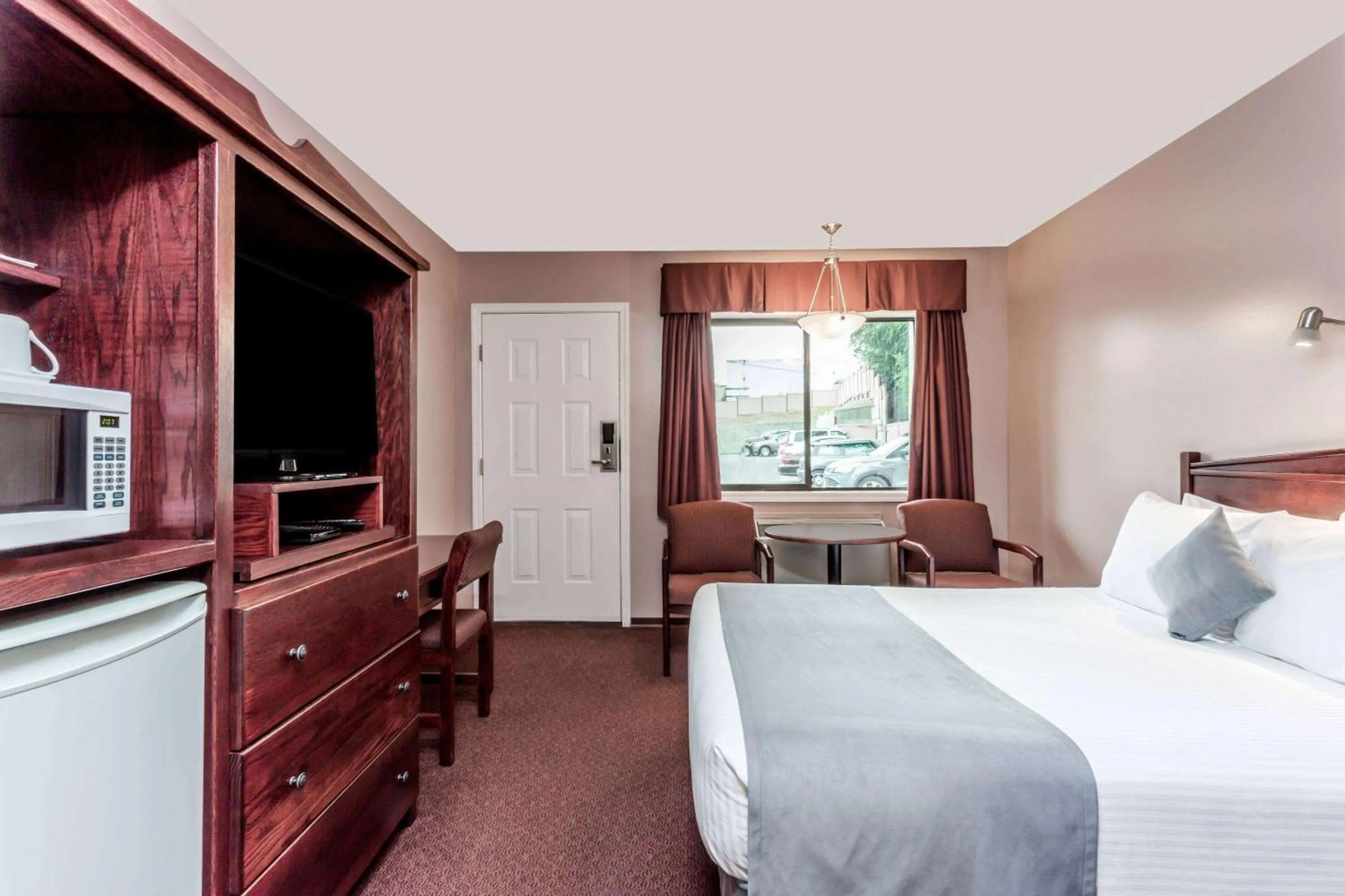Photo of the whole room, Bed in Super 8 by Wyndham Lake Country/Winfield Area