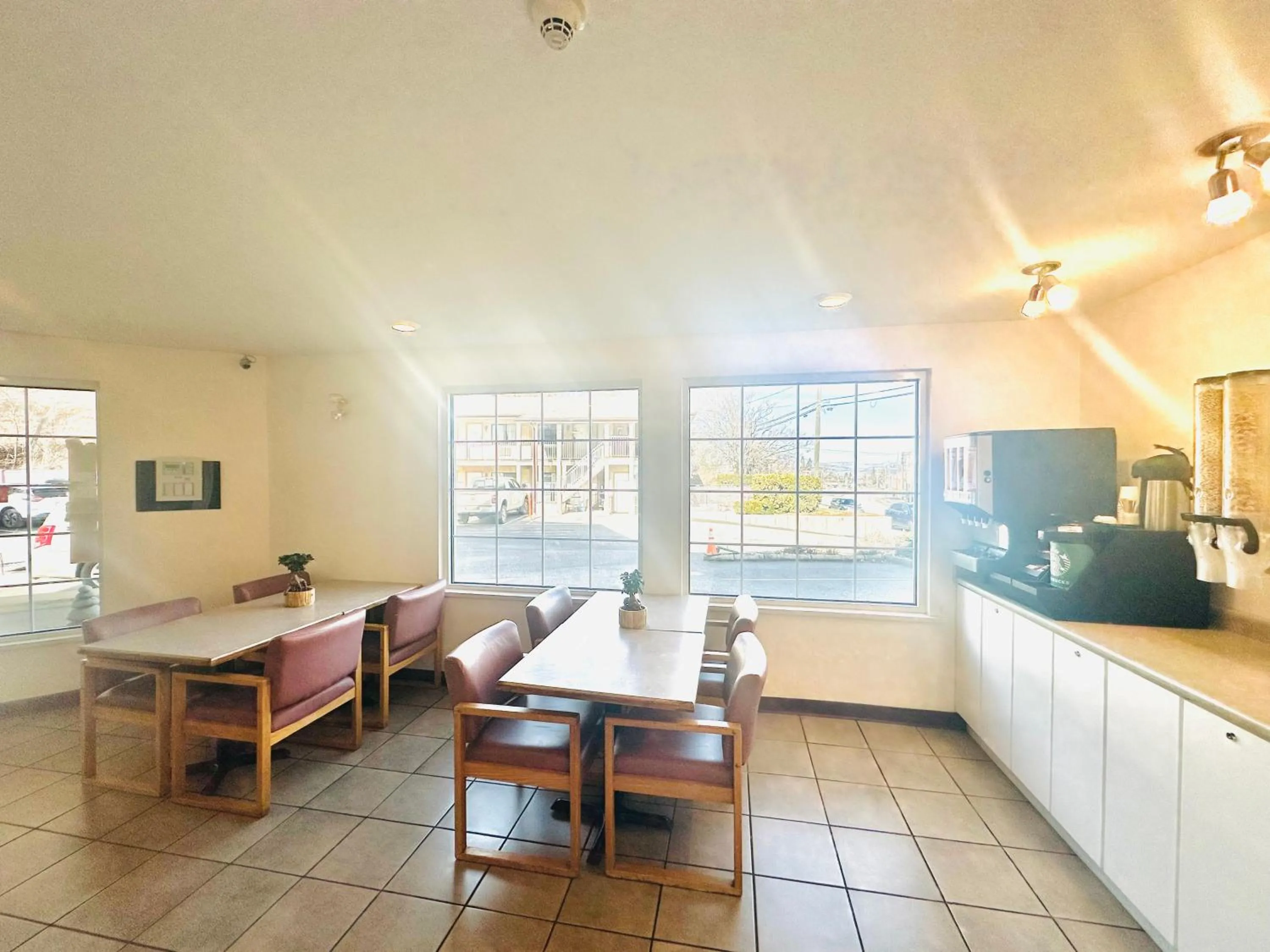 Super 8 by Wyndham Lake Country/Winfield Area