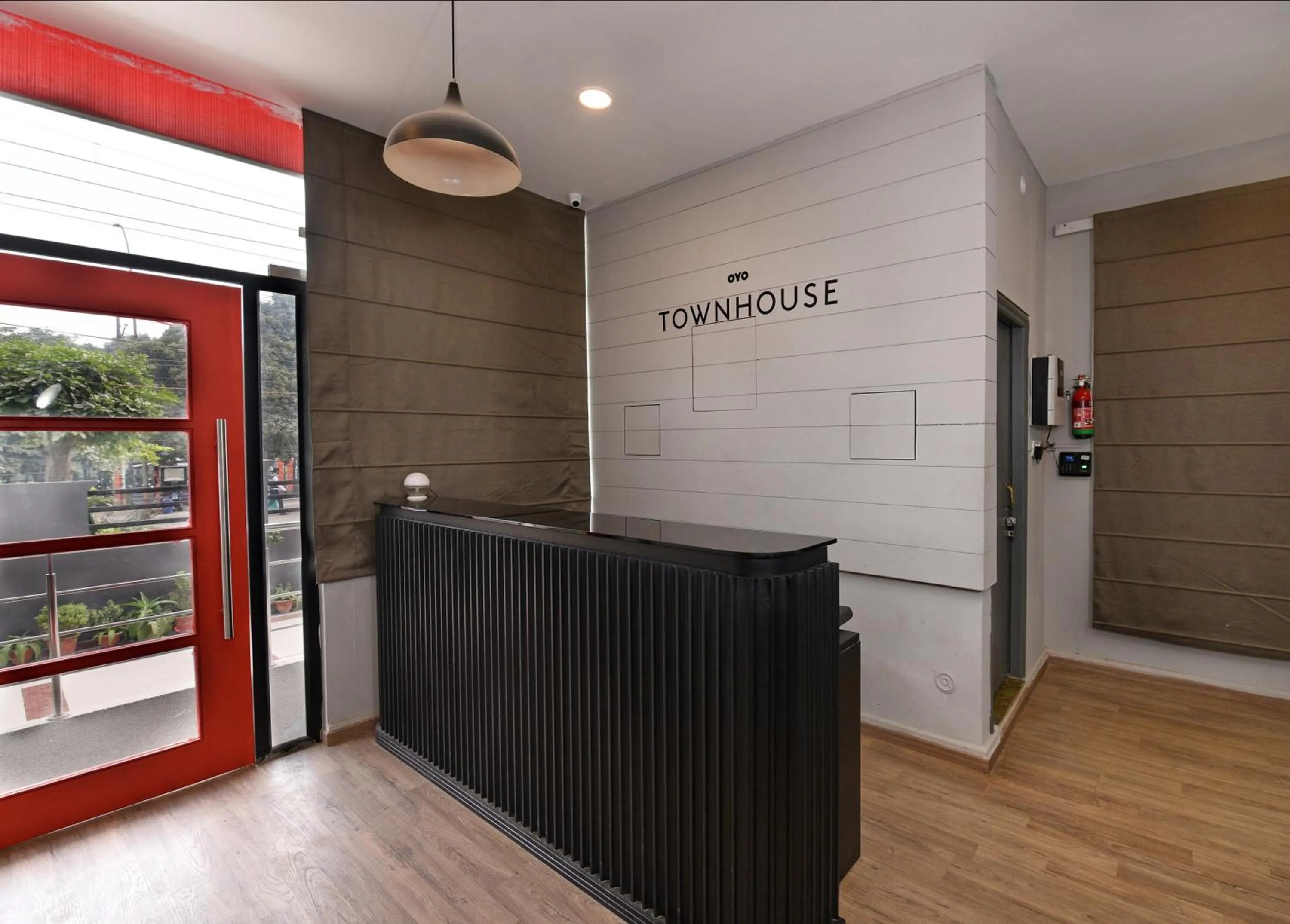 Lobby or reception in Super Townhouse Function Inn Near Chaudhary Charan Singh International Airport