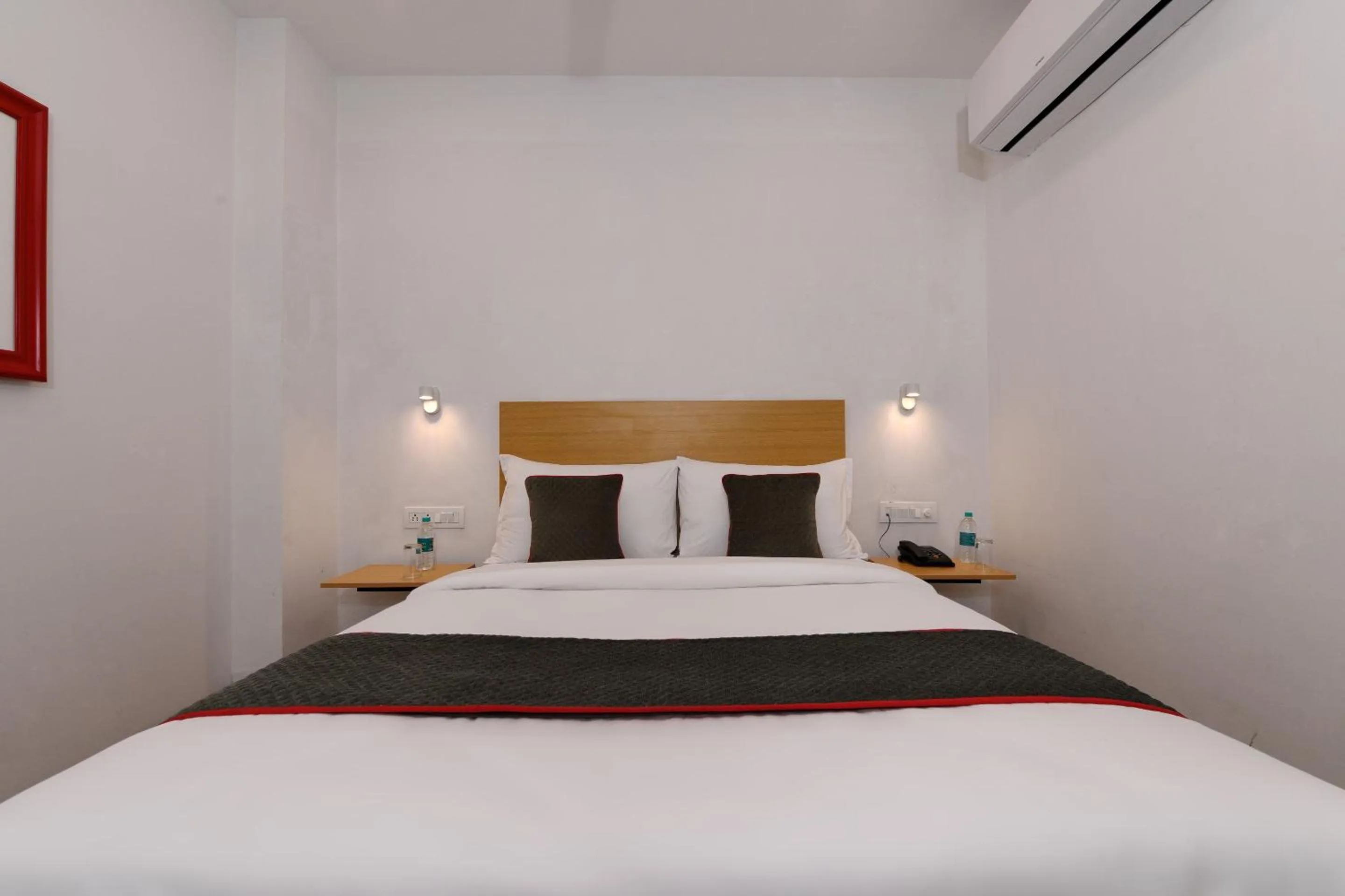 Bedroom in Super Townhouse Function Inn Near Chaudhary Charan Singh International Airport