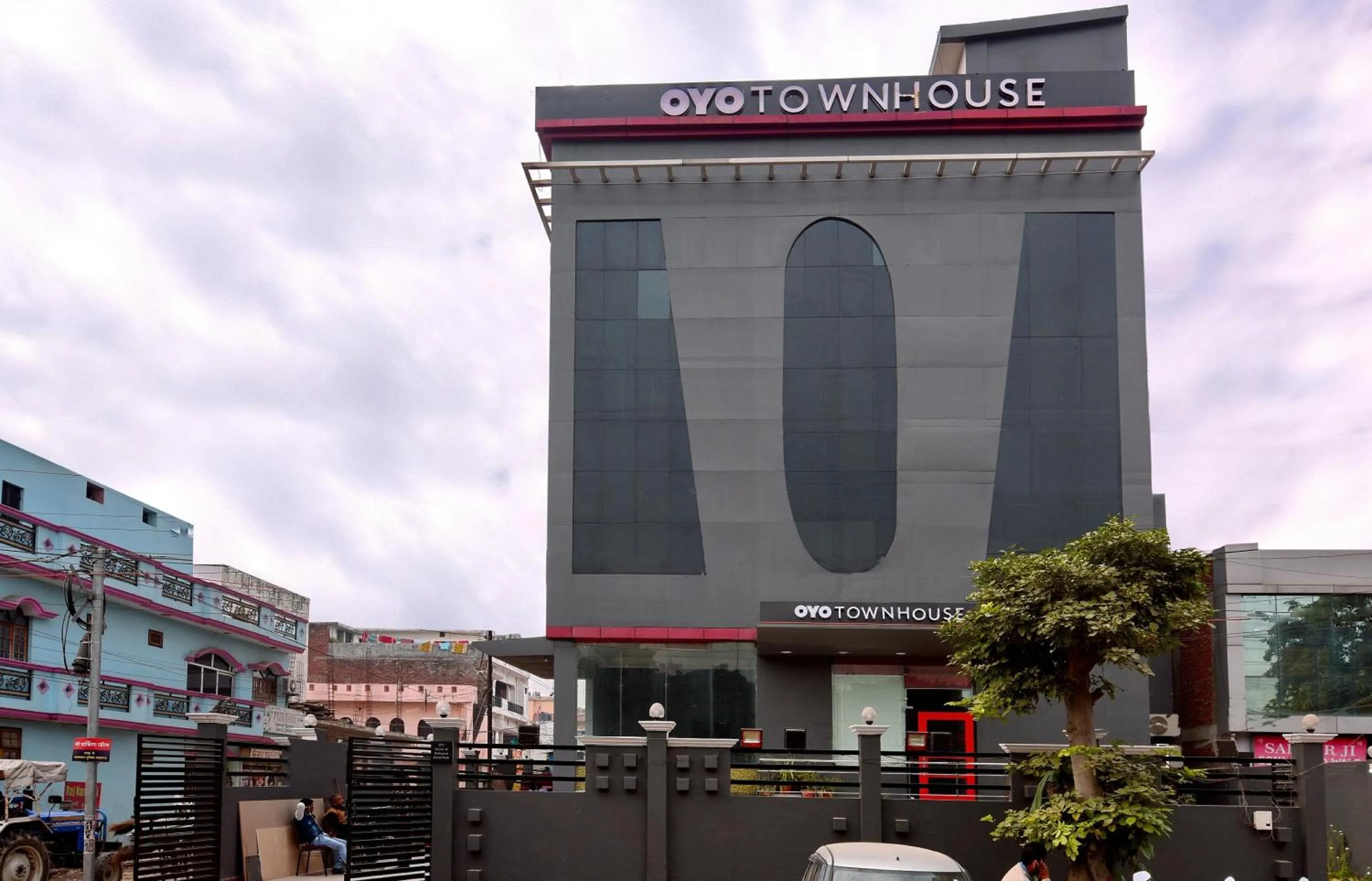 Facade/entrance in Super Townhouse Function Inn Near Chaudhary Charan Singh International Airport