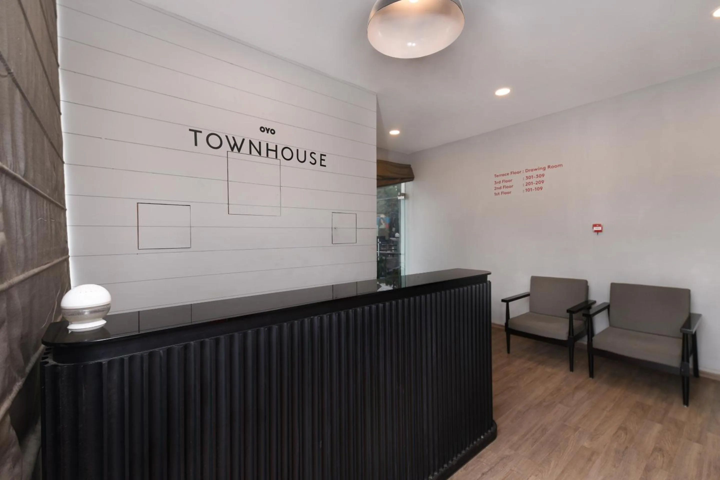 Lobby or reception in Super Townhouse Function Inn Near Chaudhary Charan Singh International Airport