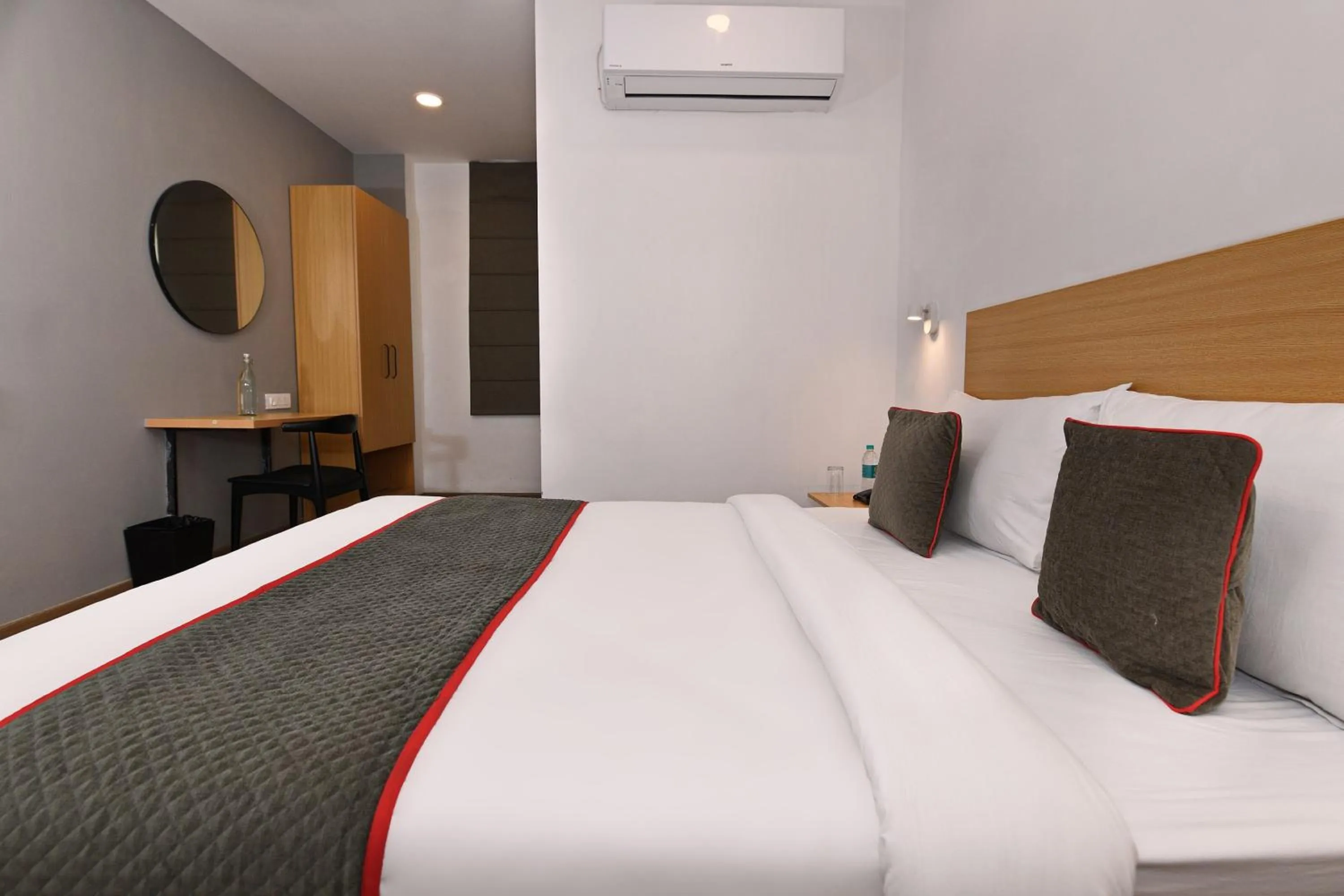 Bedroom in Super Townhouse Function Inn Near Chaudhary Charan Singh International Airport